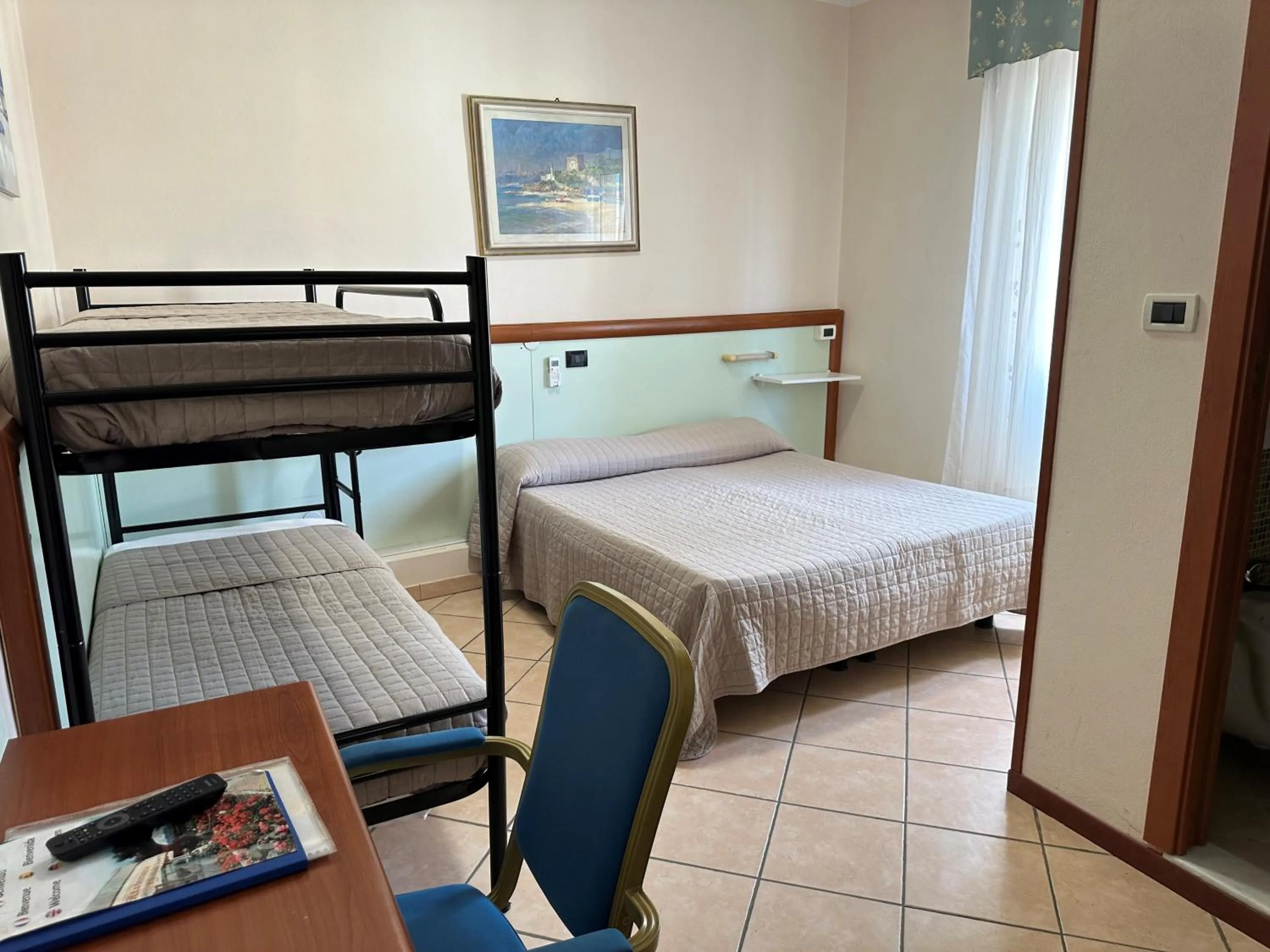 Photo of the whole room, Bed in Hotel Svizzera