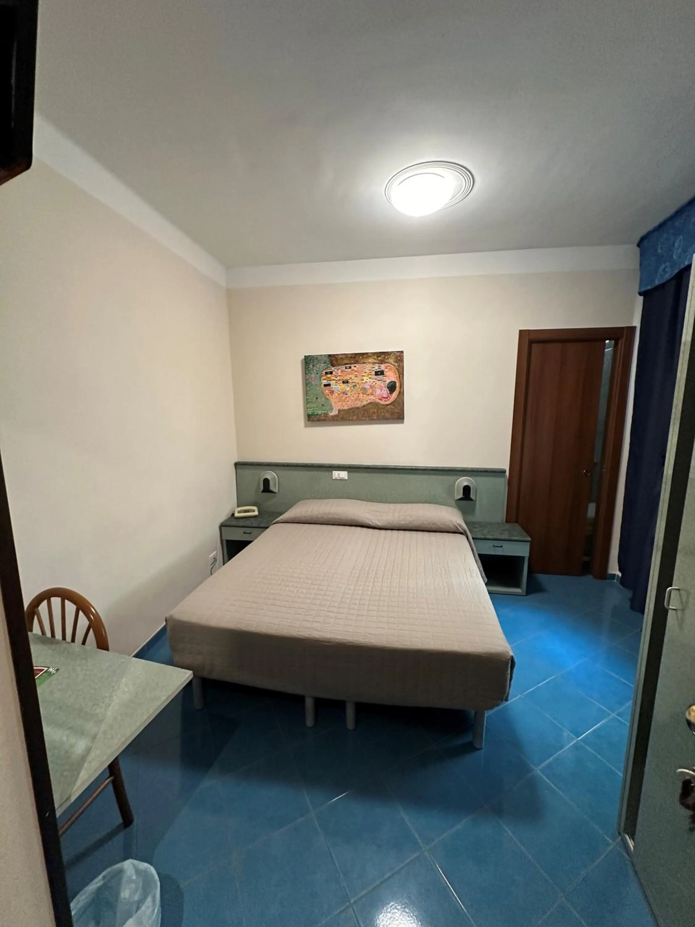 Bathroom, Bed in Hotel Svizzera