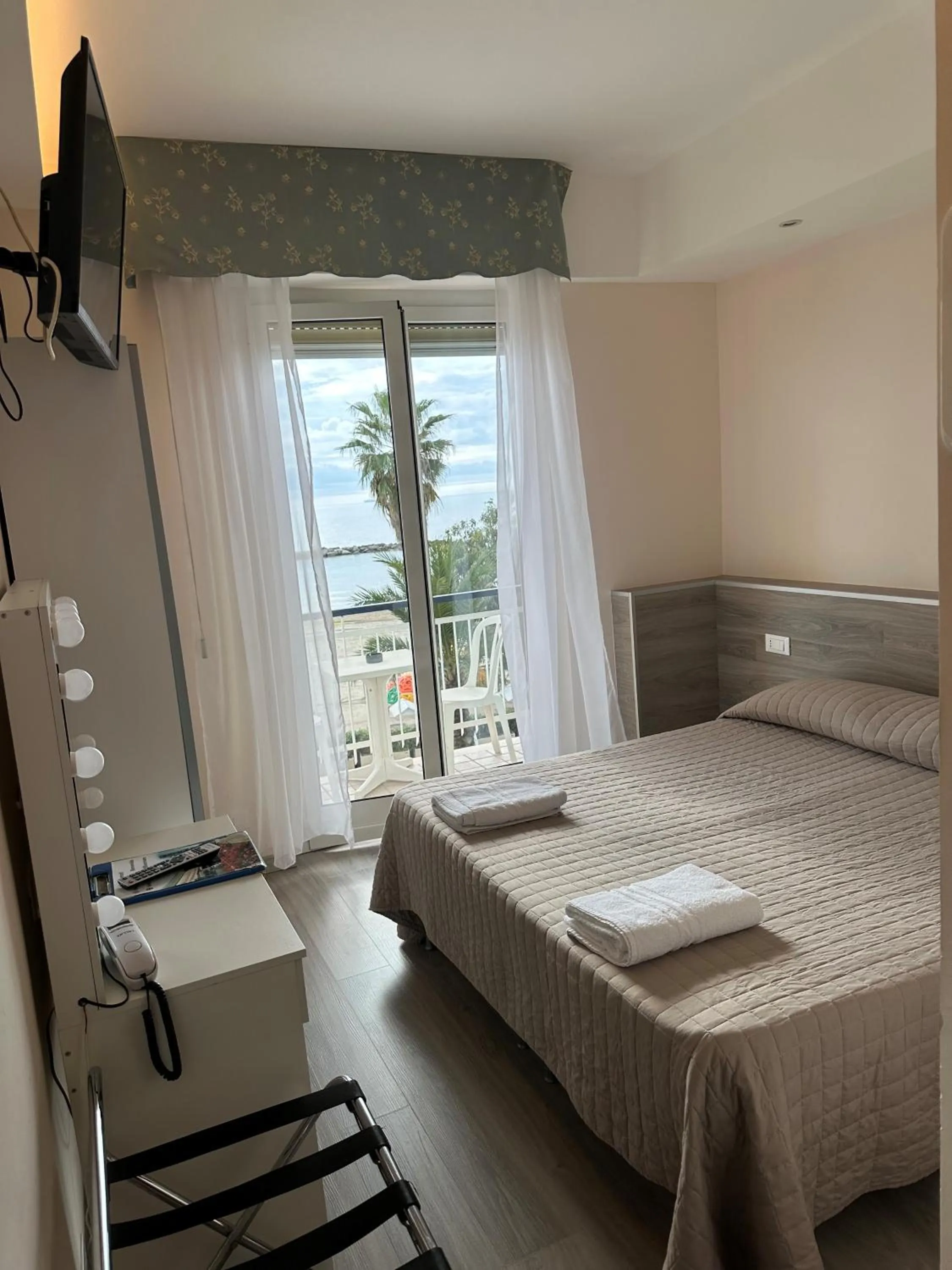 Photo of the whole room, Bed in Hotel Svizzera