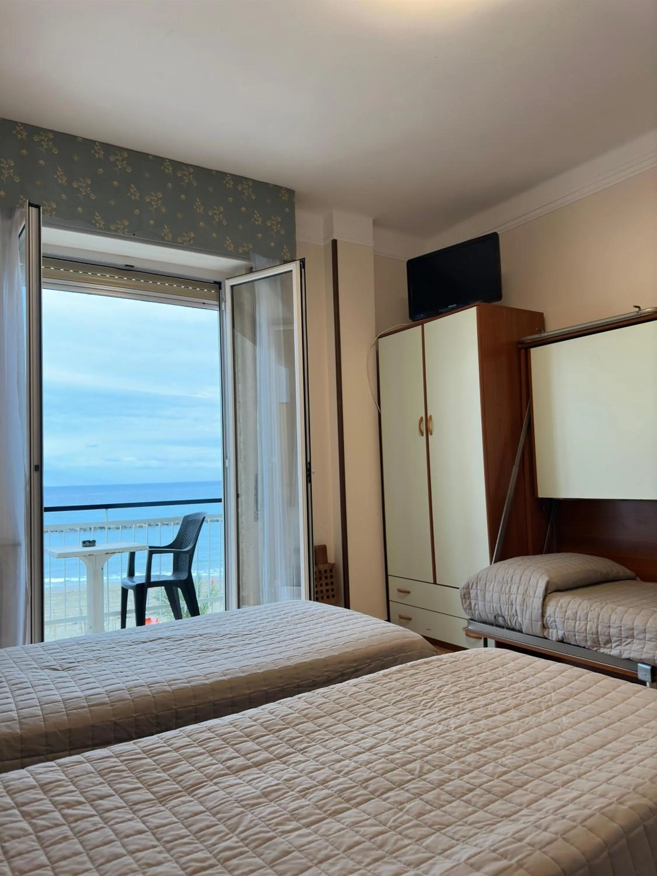 Bedroom, Bed in Hotel Svizzera