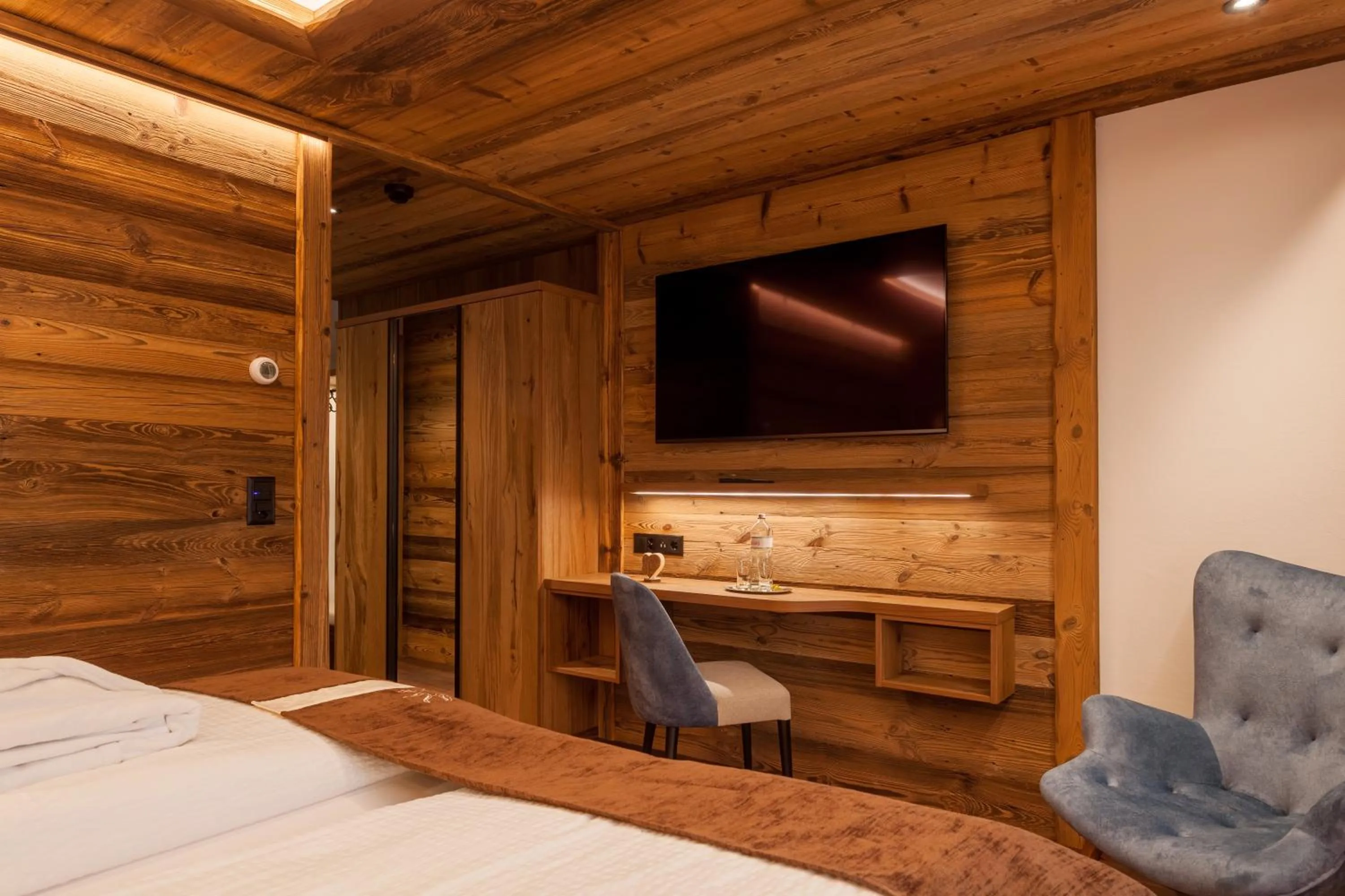 Seating area, Bed in Silvana Mountain Hotel