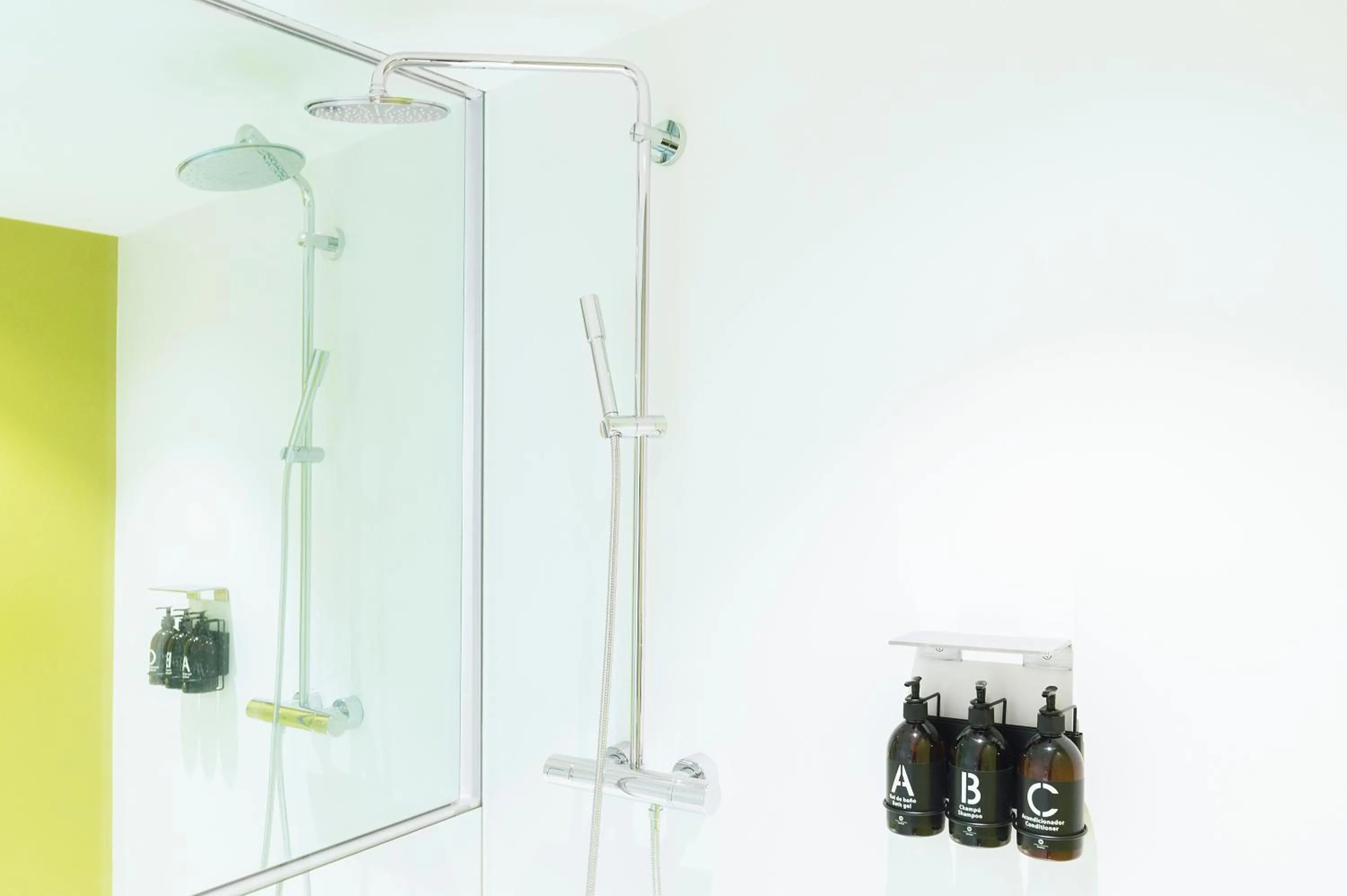 Shower in Hotel Rec Barcelona - Adults Only