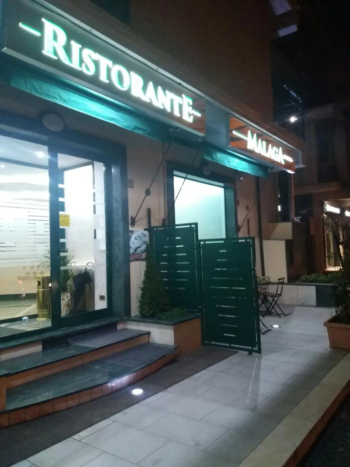 Restaurant/places to eat in Hotel Malaga