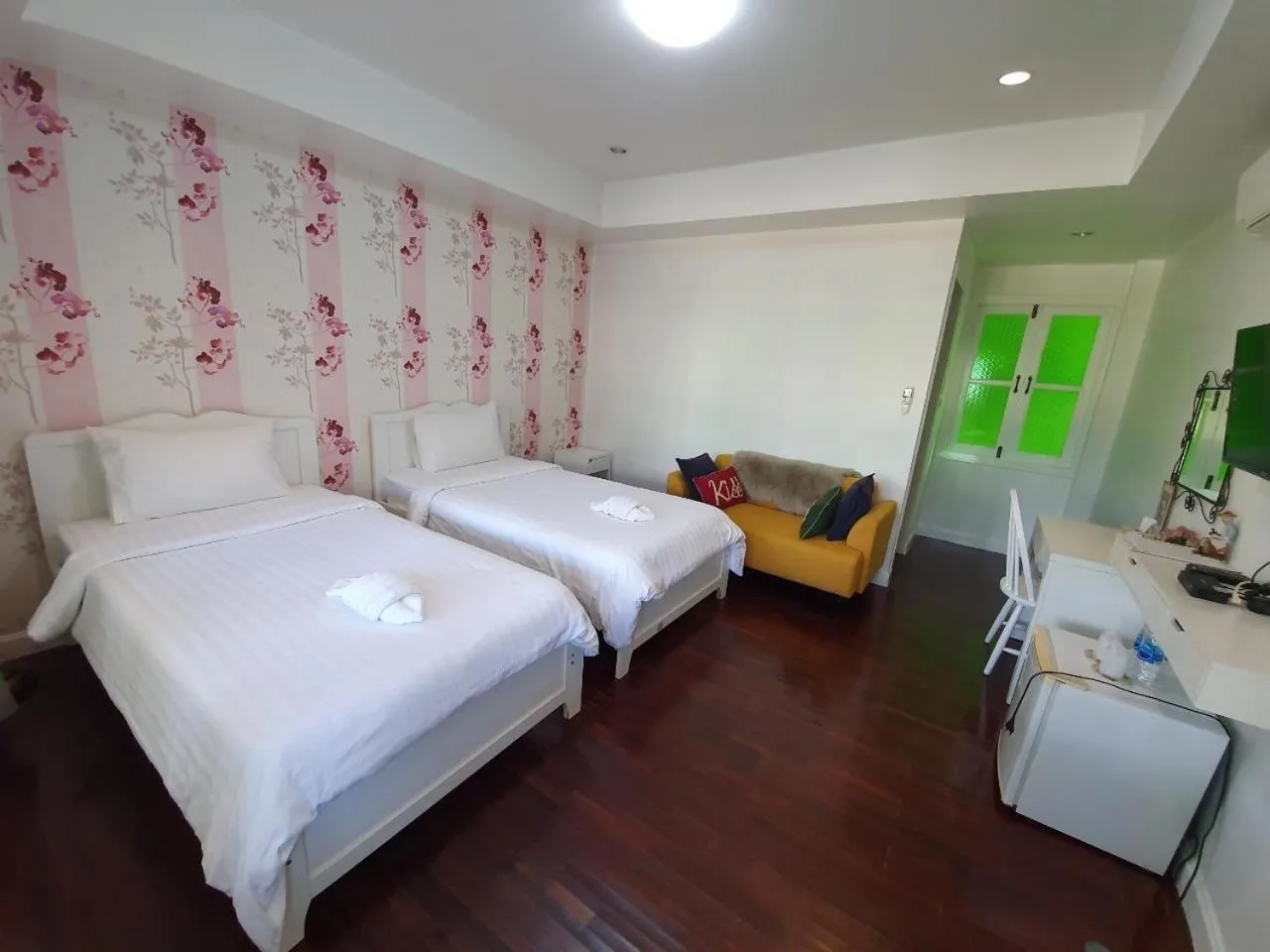 Photo of the whole room, Bed in Baan Kung Kang De Pai