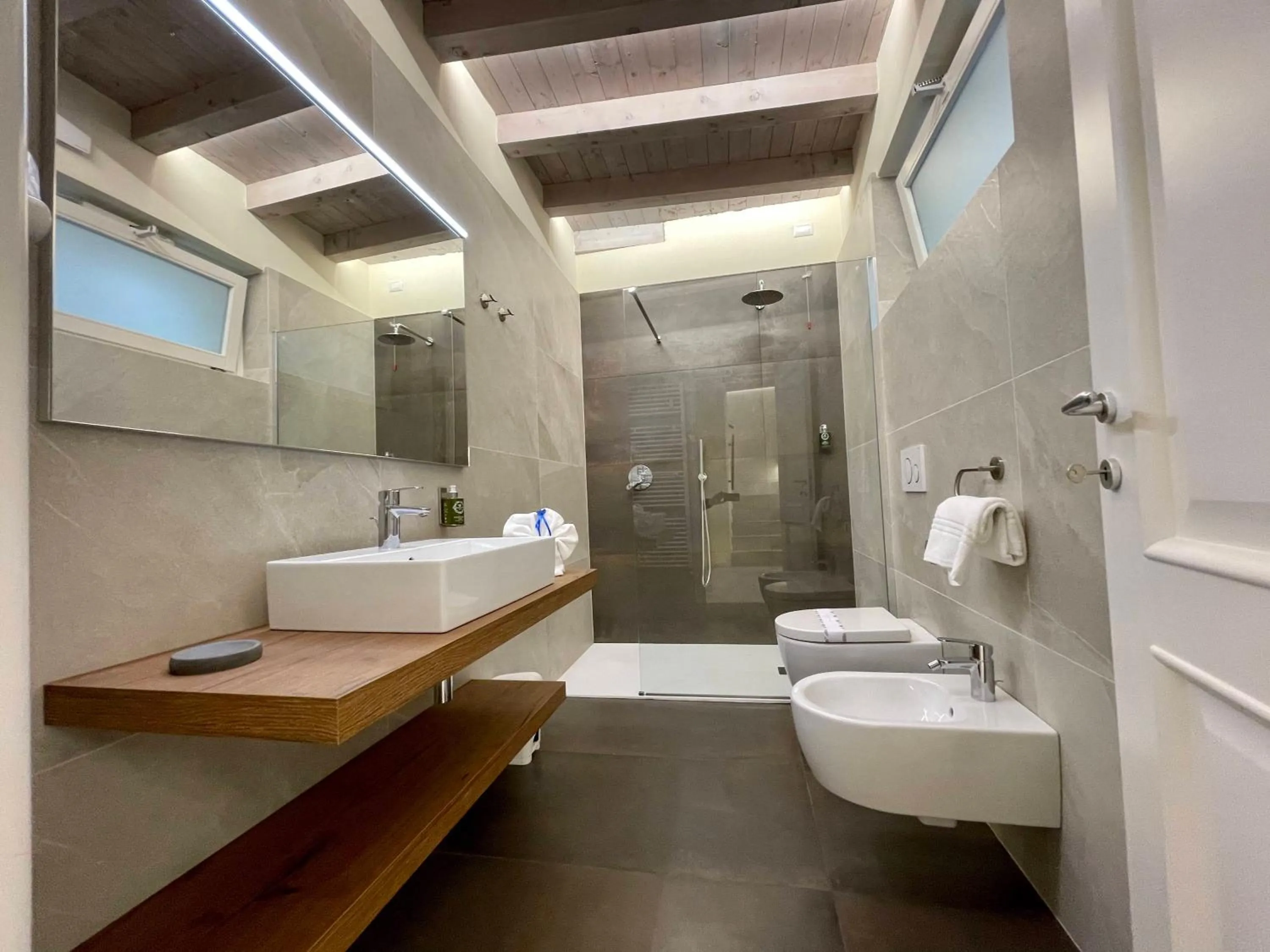 Shower in Bertoletta Village Apartments