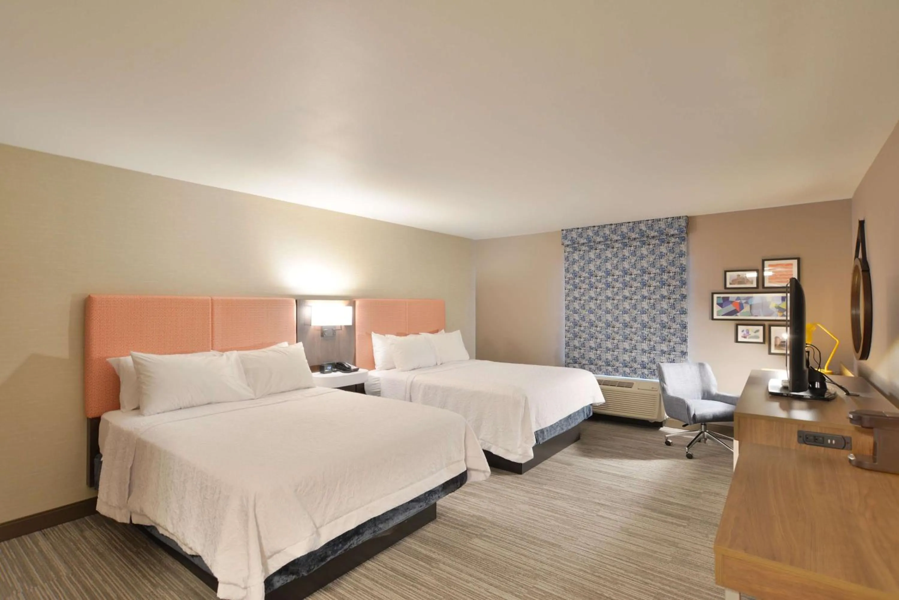 Bed in Hampton Inn & Suites Menomonie-UW Stout