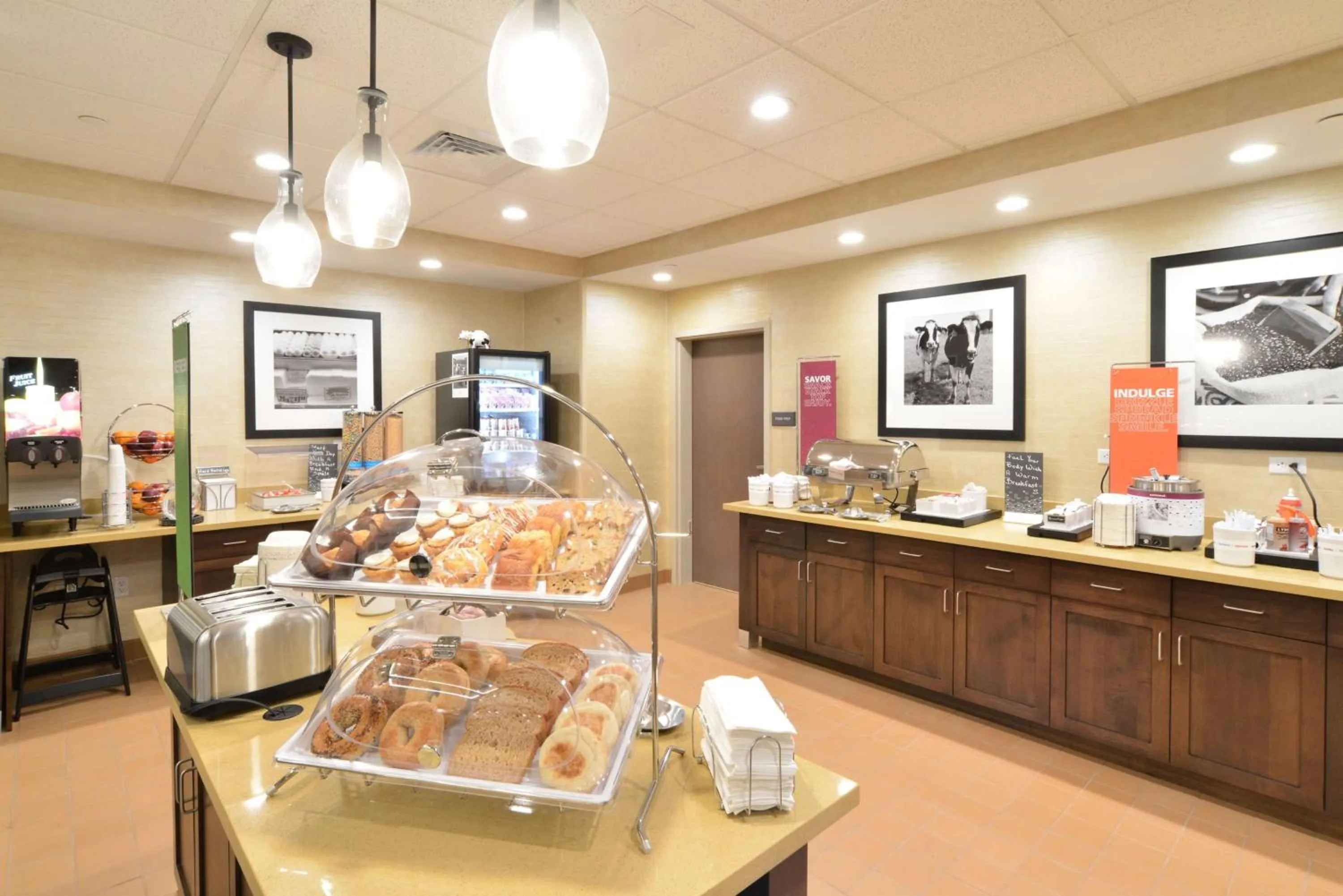 Restaurant/places to eat in Hampton Inn & Suites Menomonie-UW Stout