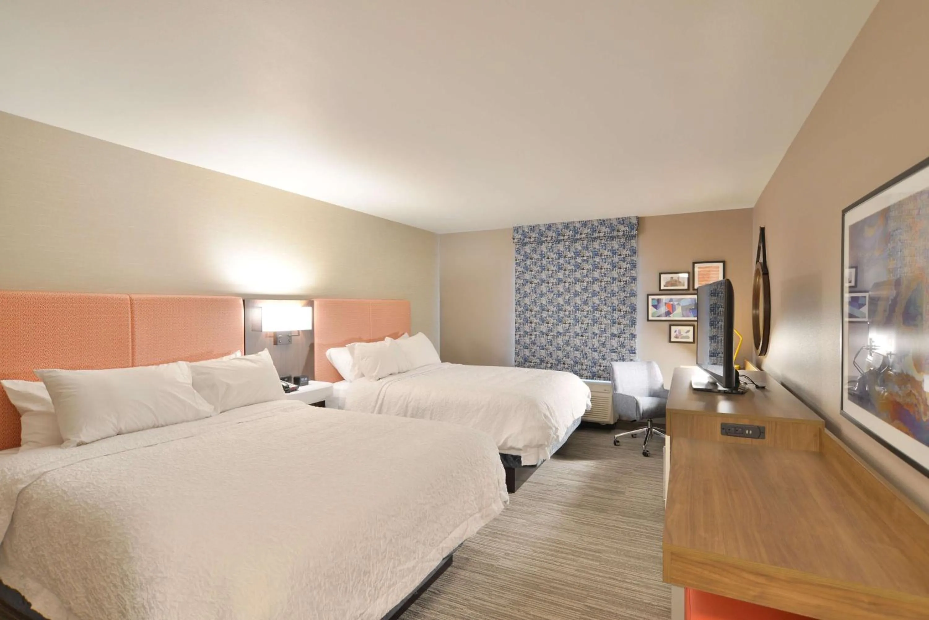 Bed in Hampton Inn & Suites Menomonie-UW Stout