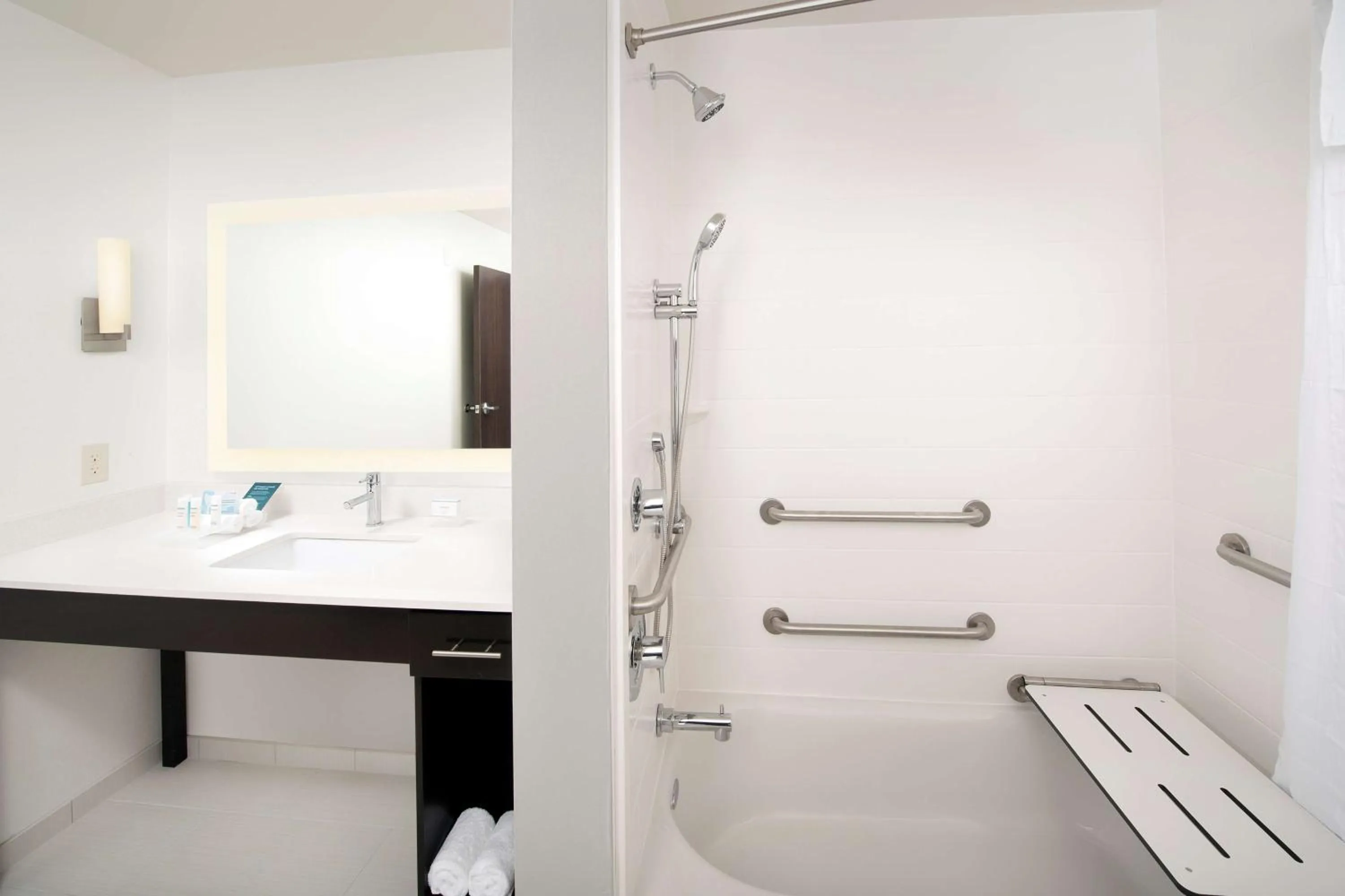 Bathroom in Homewood Suites By Hilton Kansas City Speedway