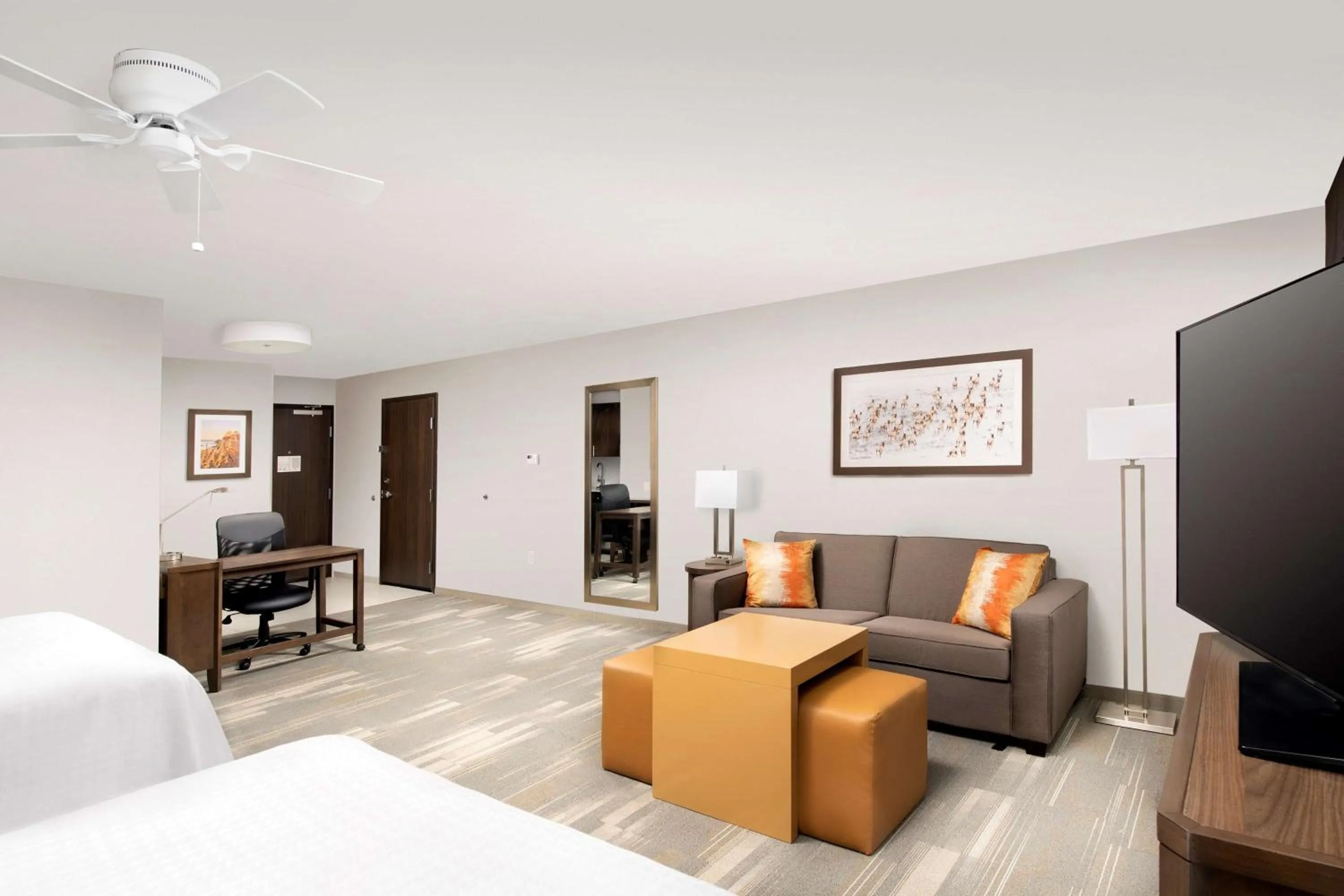Seating area, Bed in Homewood Suites By Hilton Kansas City Speedway