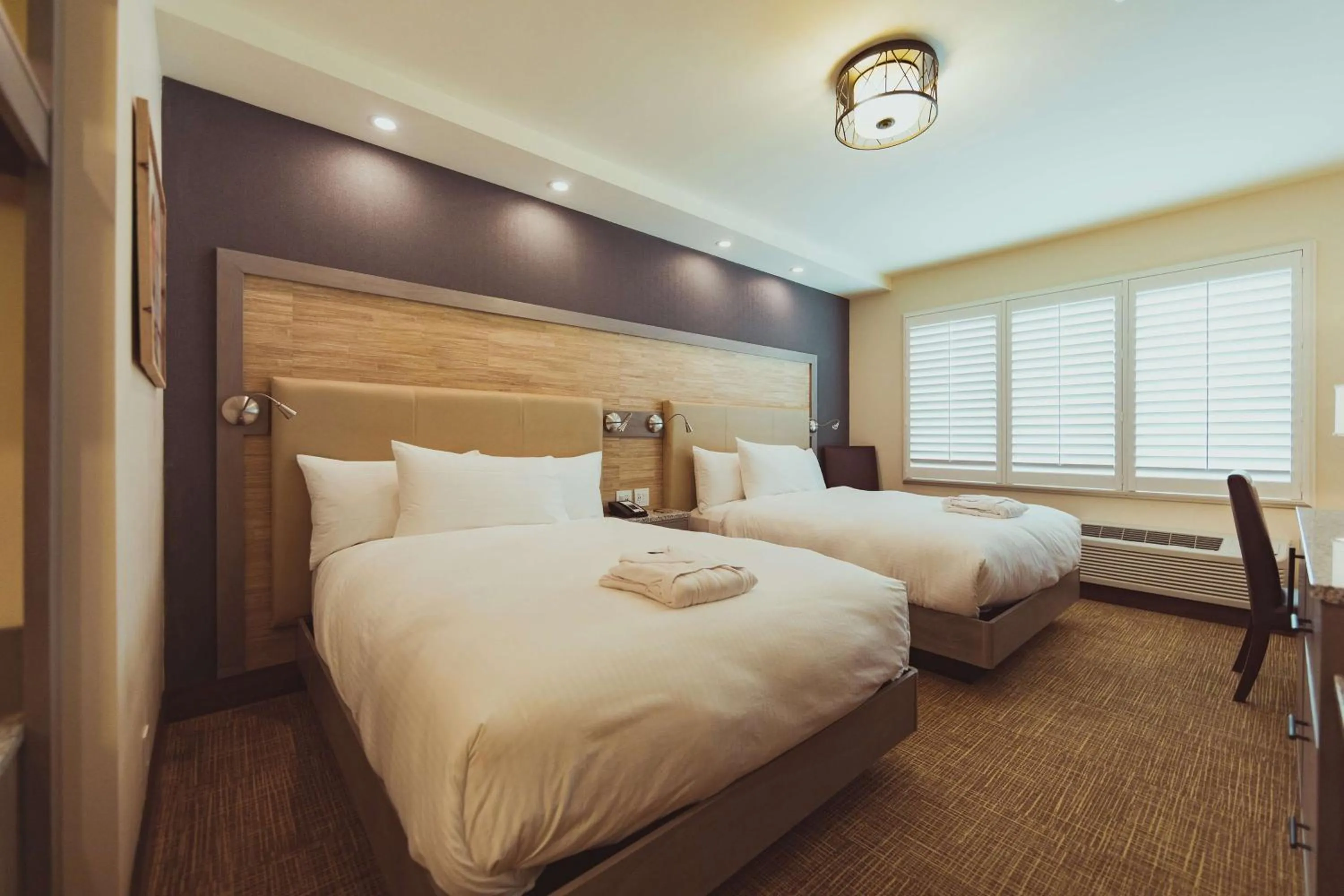 Bedroom, Bed in Tailwater Lodge Altmar, Tapestry Collection By Hilton