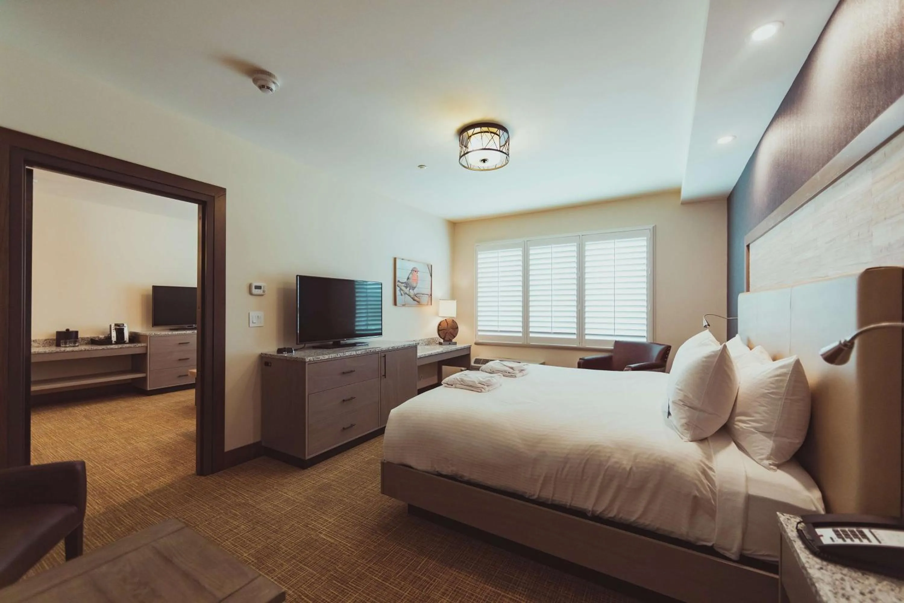 Living room, Bed in Tailwater Lodge Altmar, Tapestry Collection By Hilton