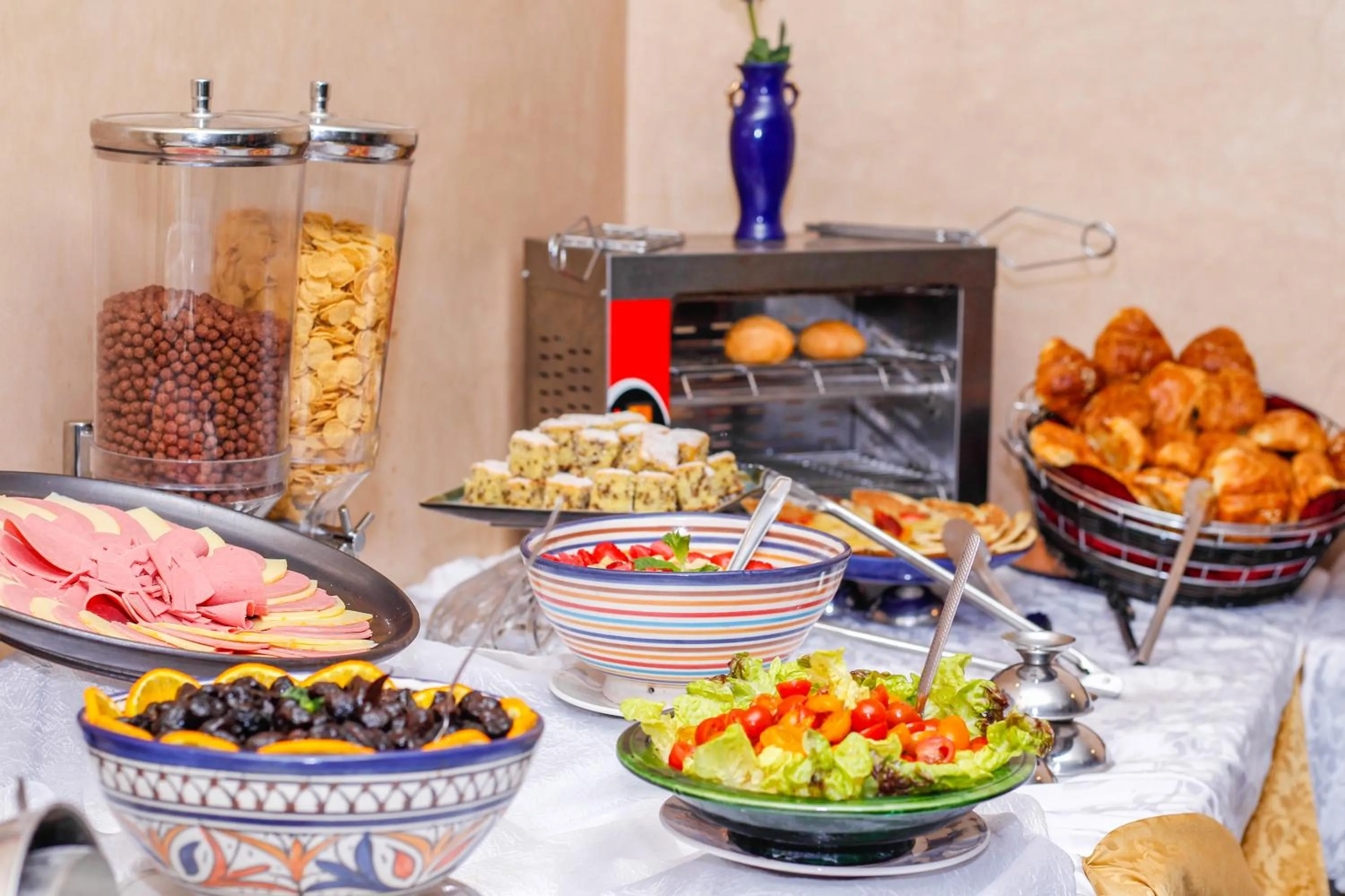 Restaurant/places to eat in Hotel EZZAHIA by HMS