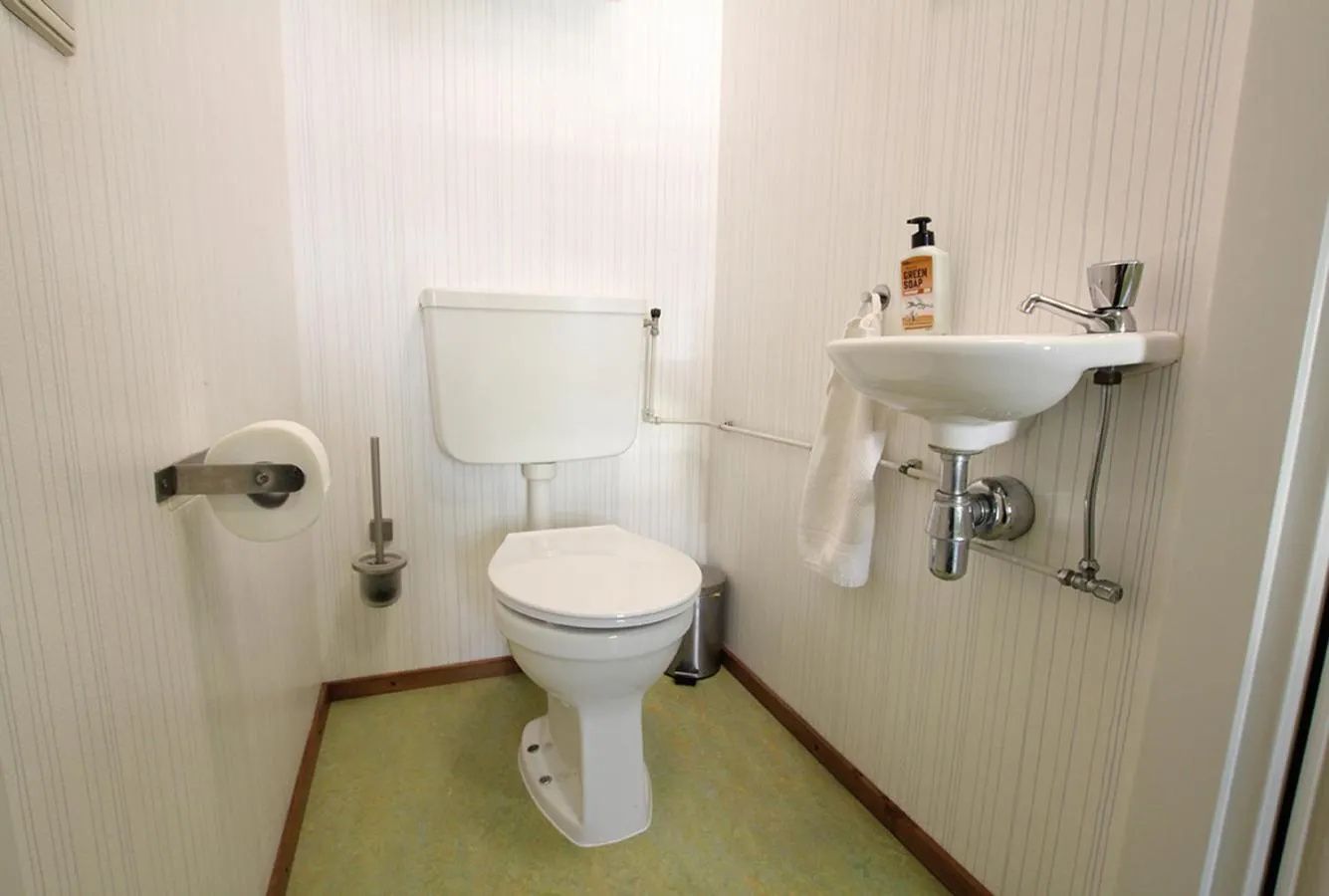 Bathroom in Amsterdam Farm Lodge