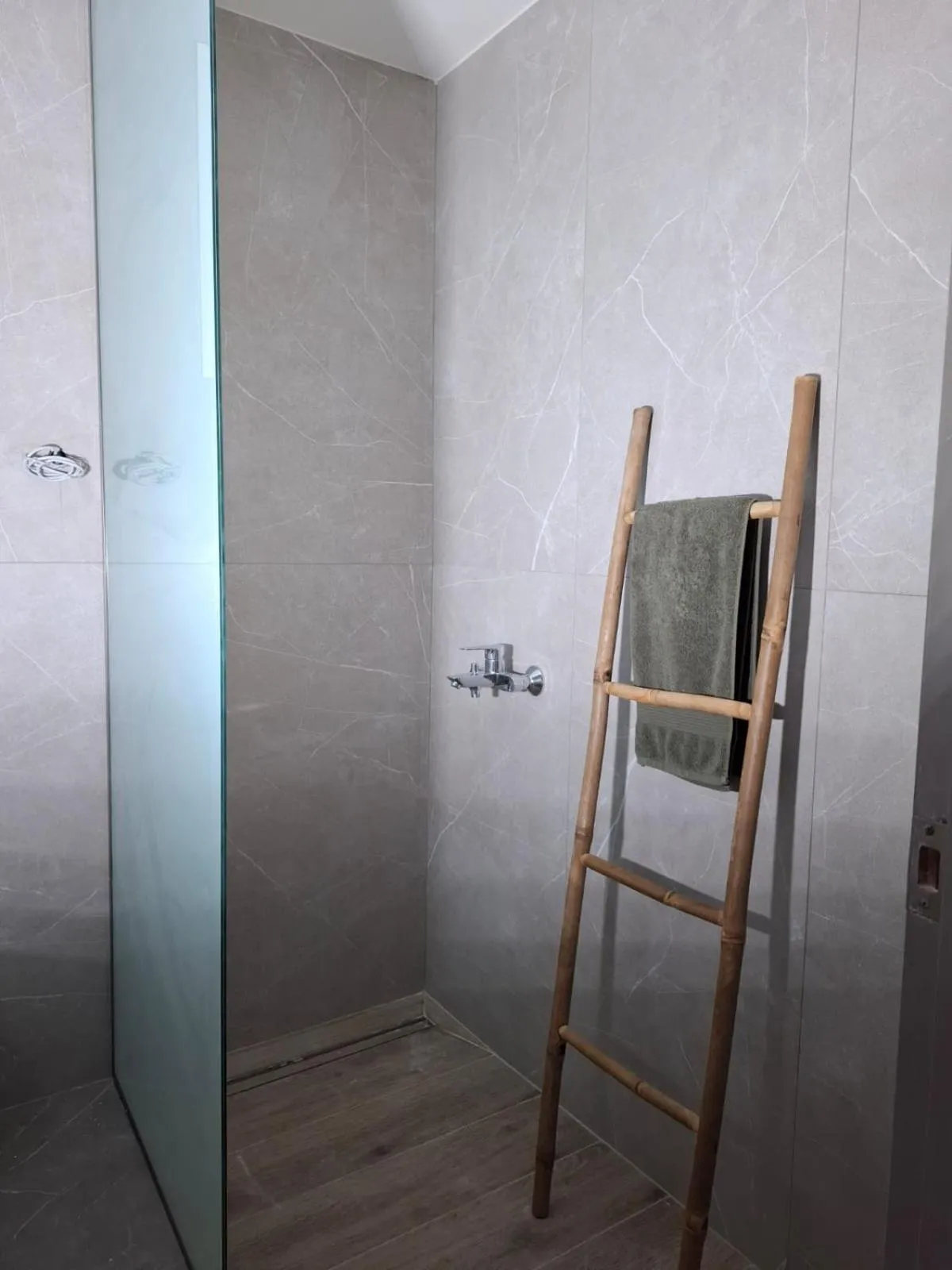 Shower in Hotel Platon