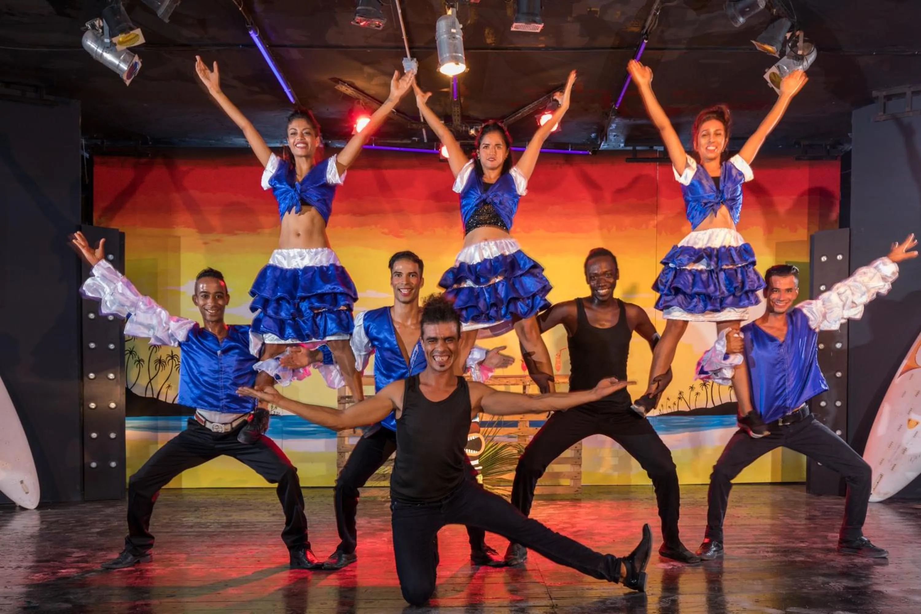 Evening entertainment in Hari Club Beach Resort