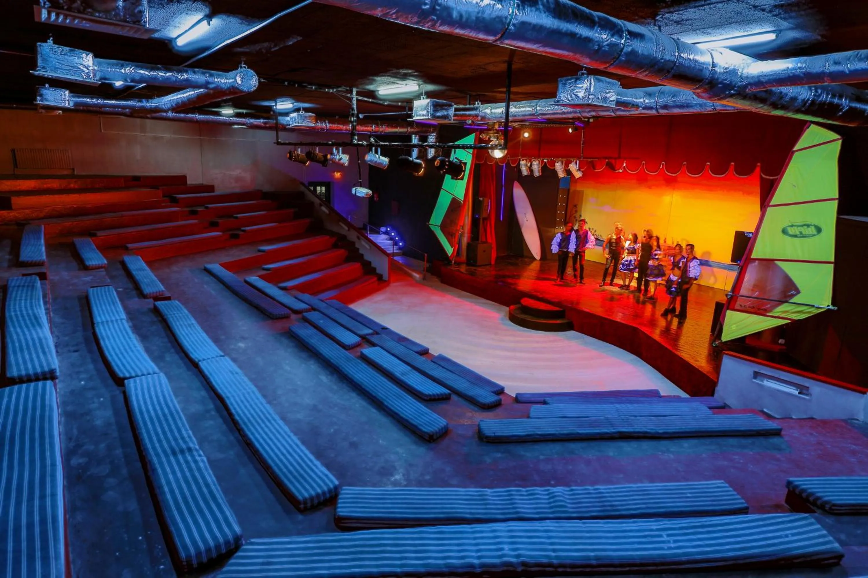 Evening entertainment in Hari Club Beach Resort