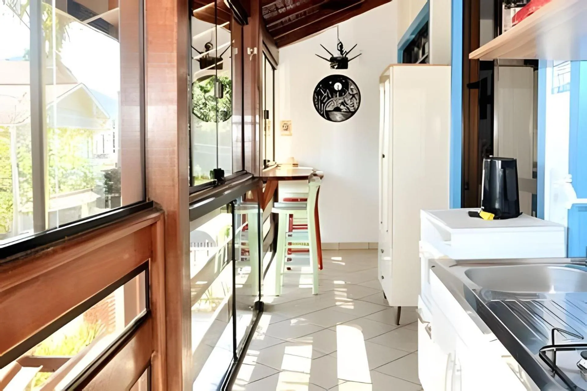 Communal kitchen in Pousada Estrela Mares