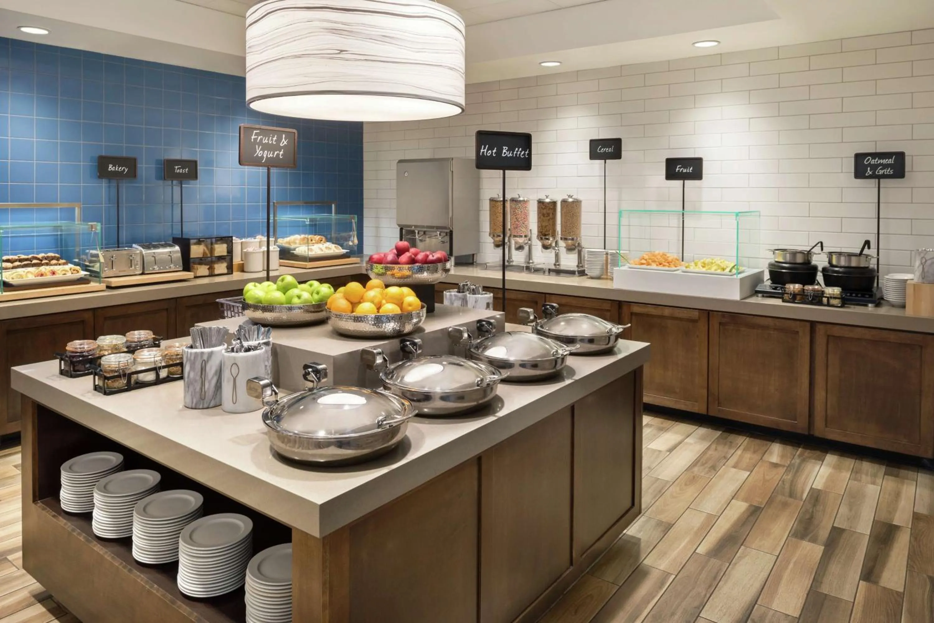 Dining area in Embassy Suites by Hilton Atlanta Alpharetta
