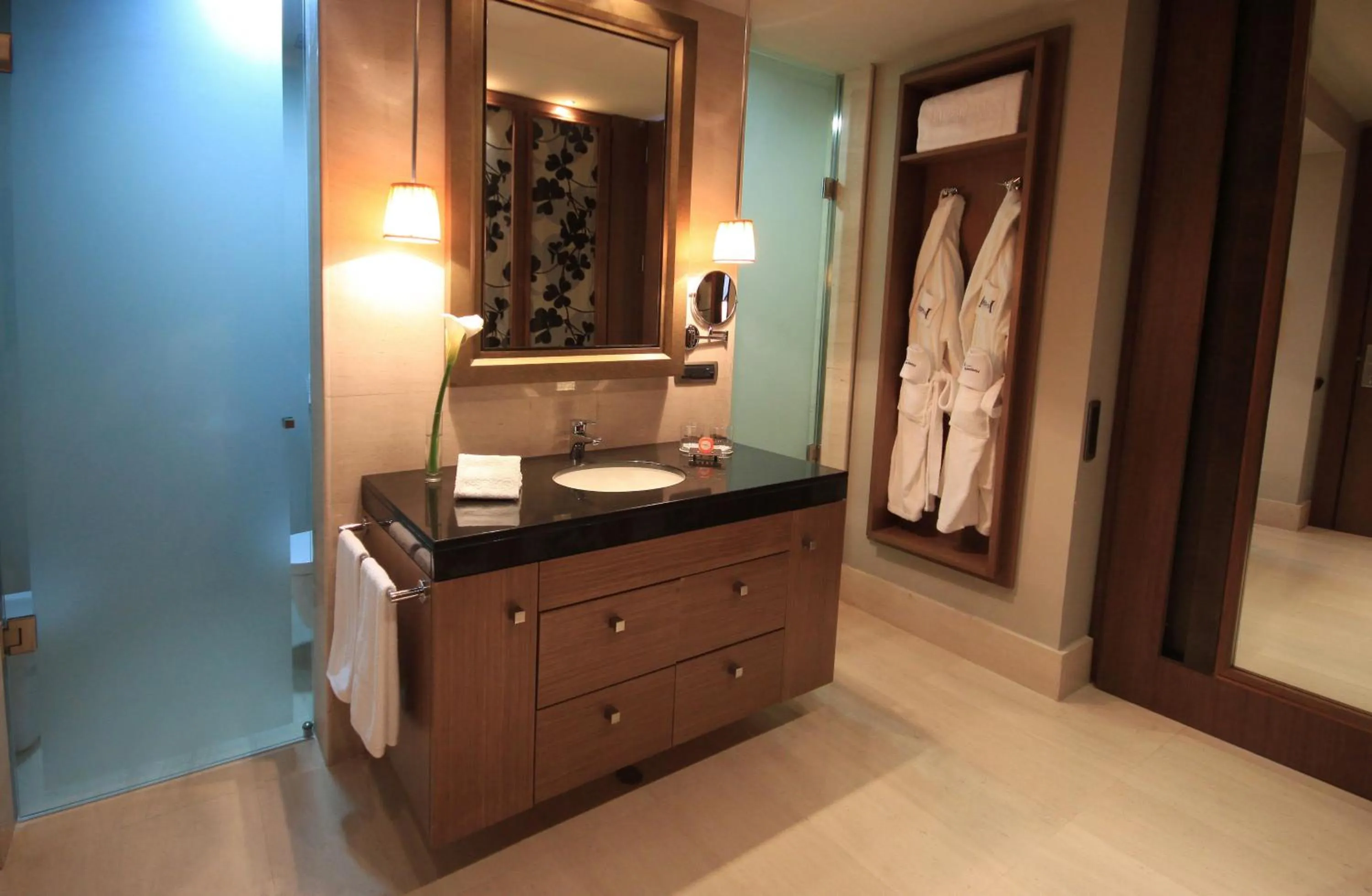 Bathroom in Hesperia WTC Valencia