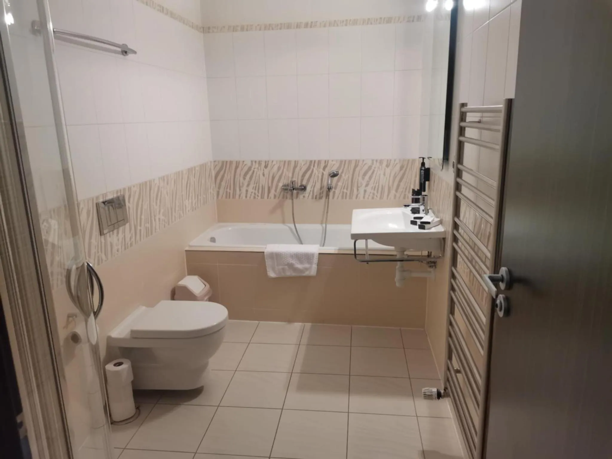 Shower in Hotel Monde