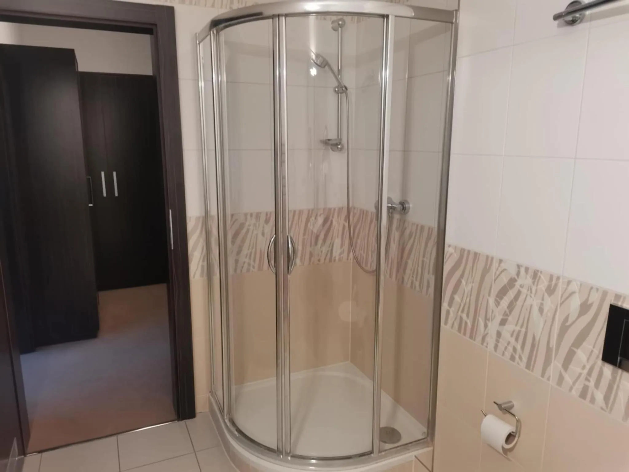 Shower in Hotel Monde