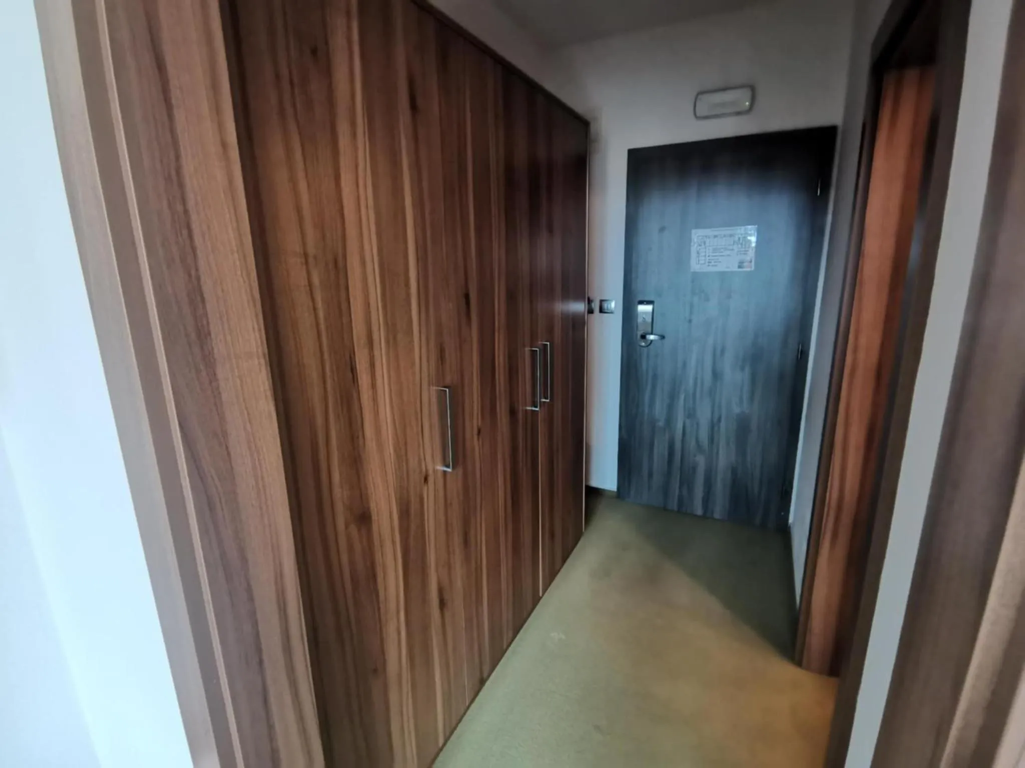 wardrobe in Hotel Monde