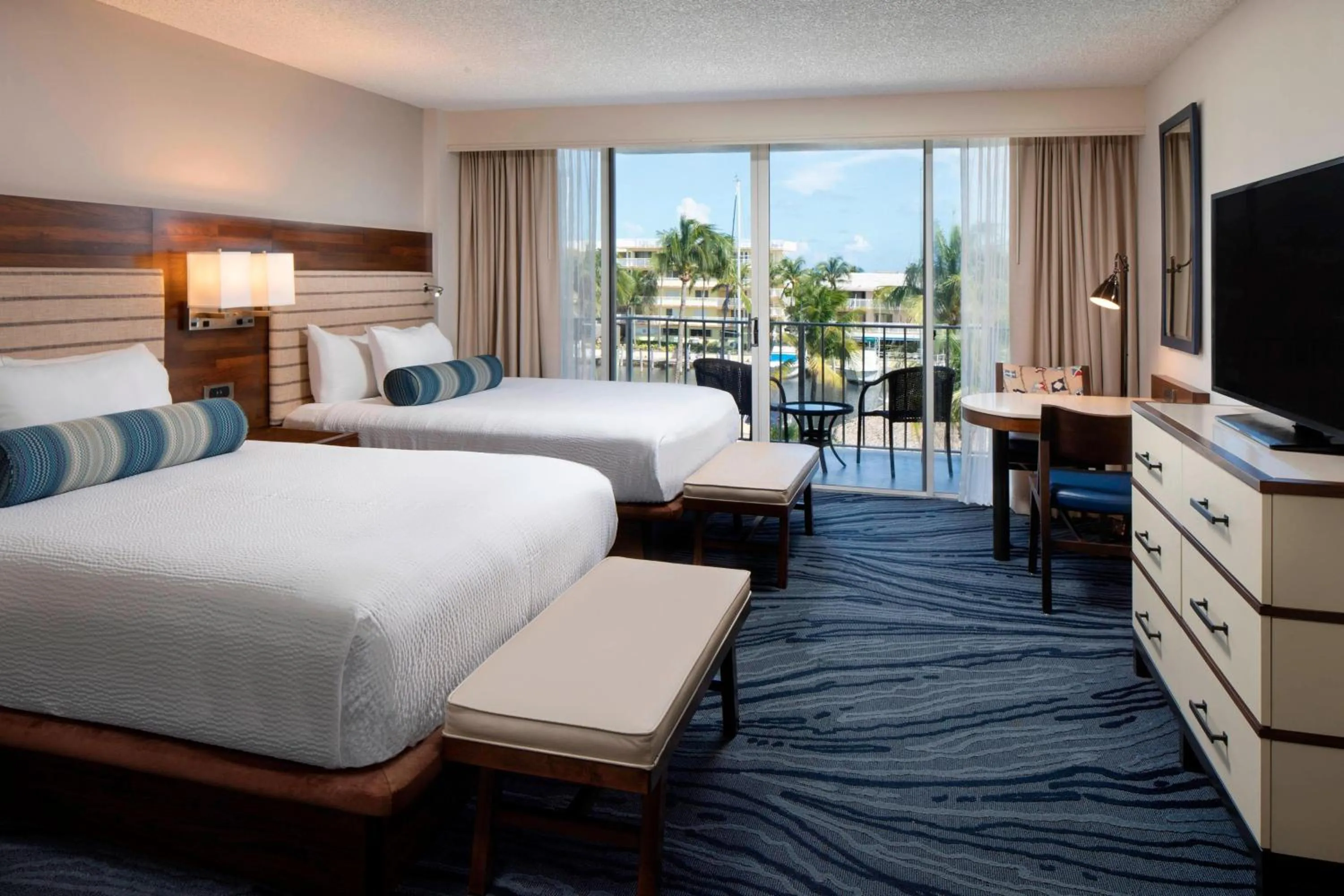 Photo of the whole room, Bed in Courtyard by Marriott Key Largo