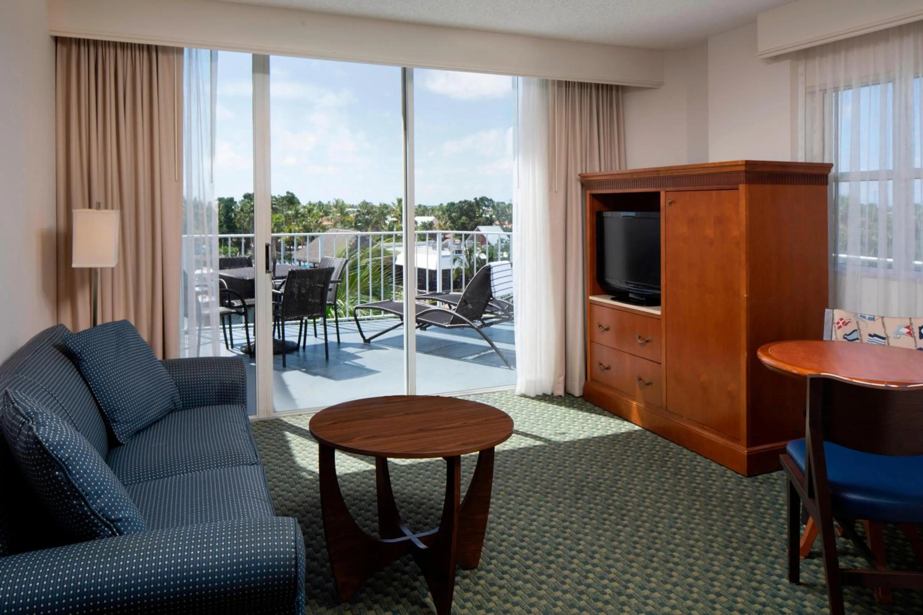 Living room in Courtyard by Marriott Key Largo