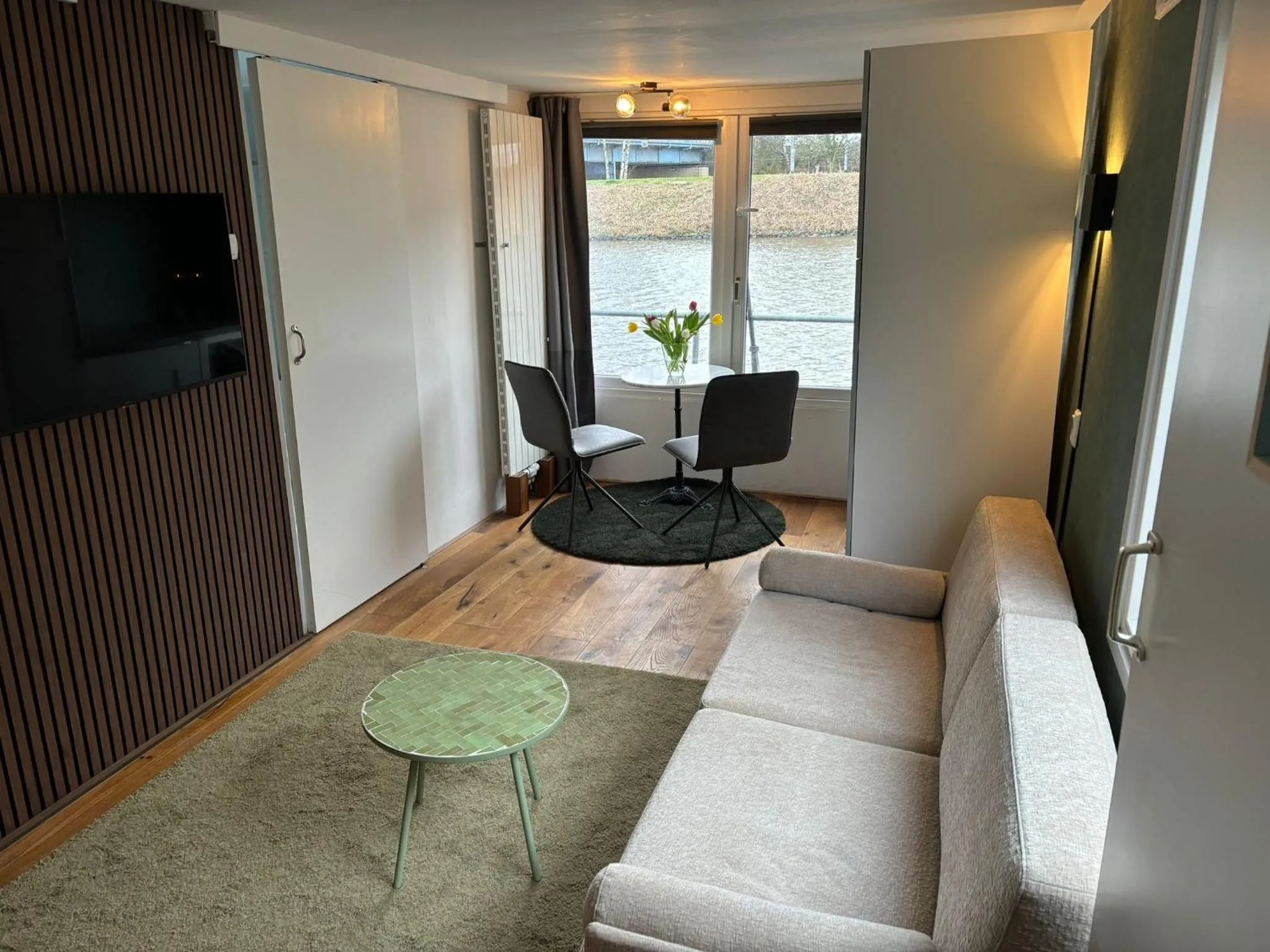 Luxury studio on Robs houseboat special for couples