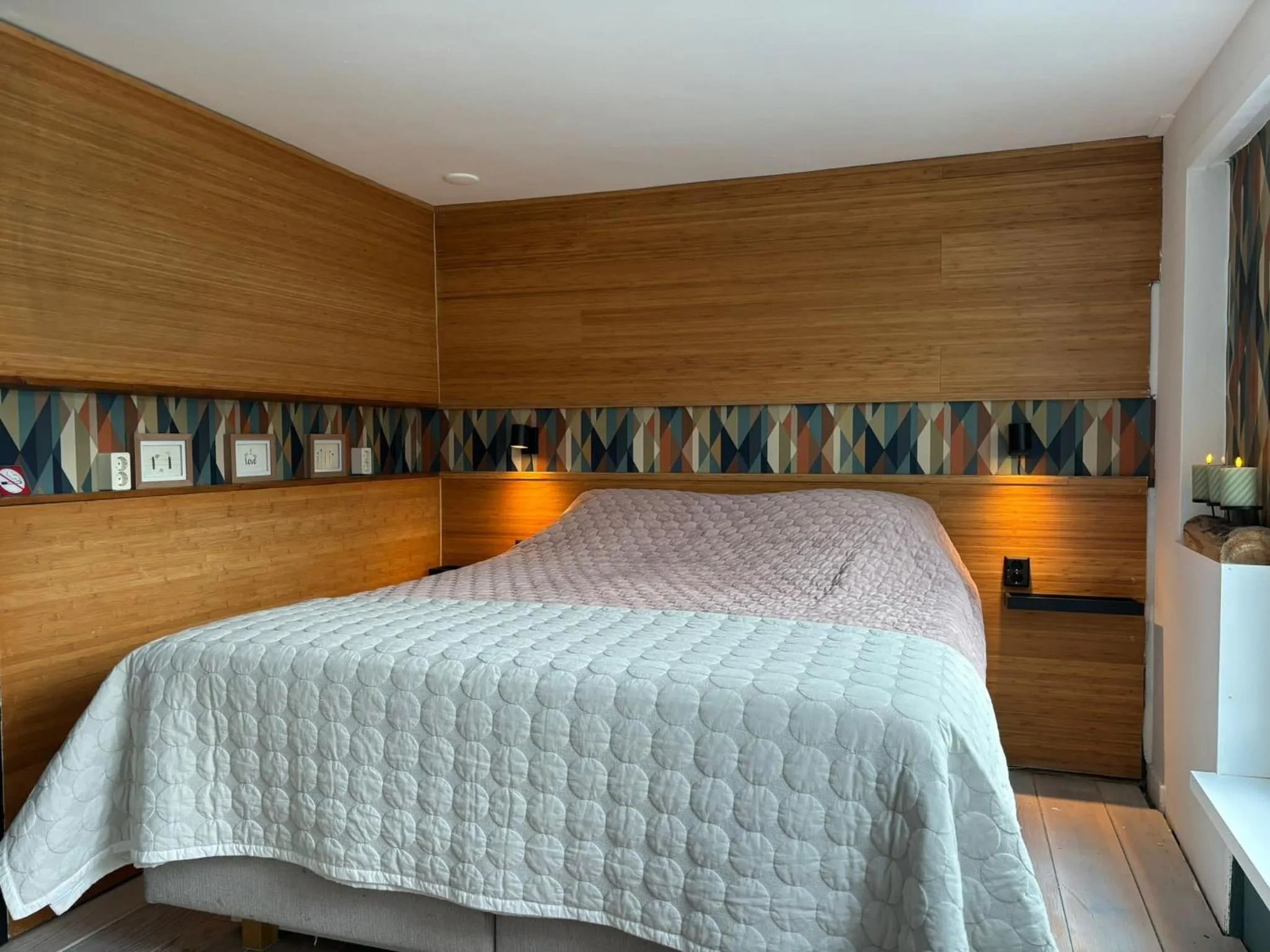 Luxury studio on Robs houseboat special for couples