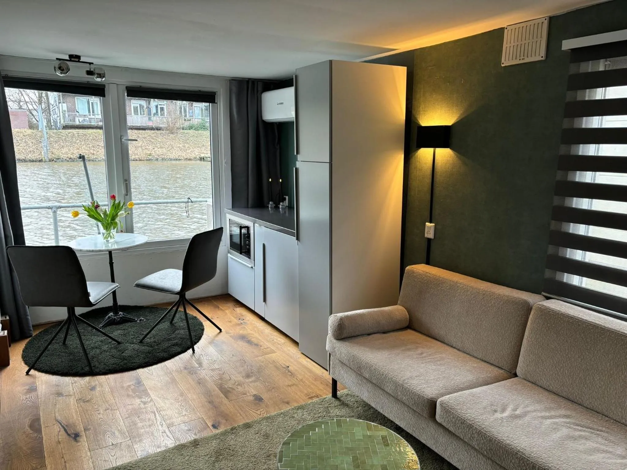 Luxury studio on Robs houseboat special for couples