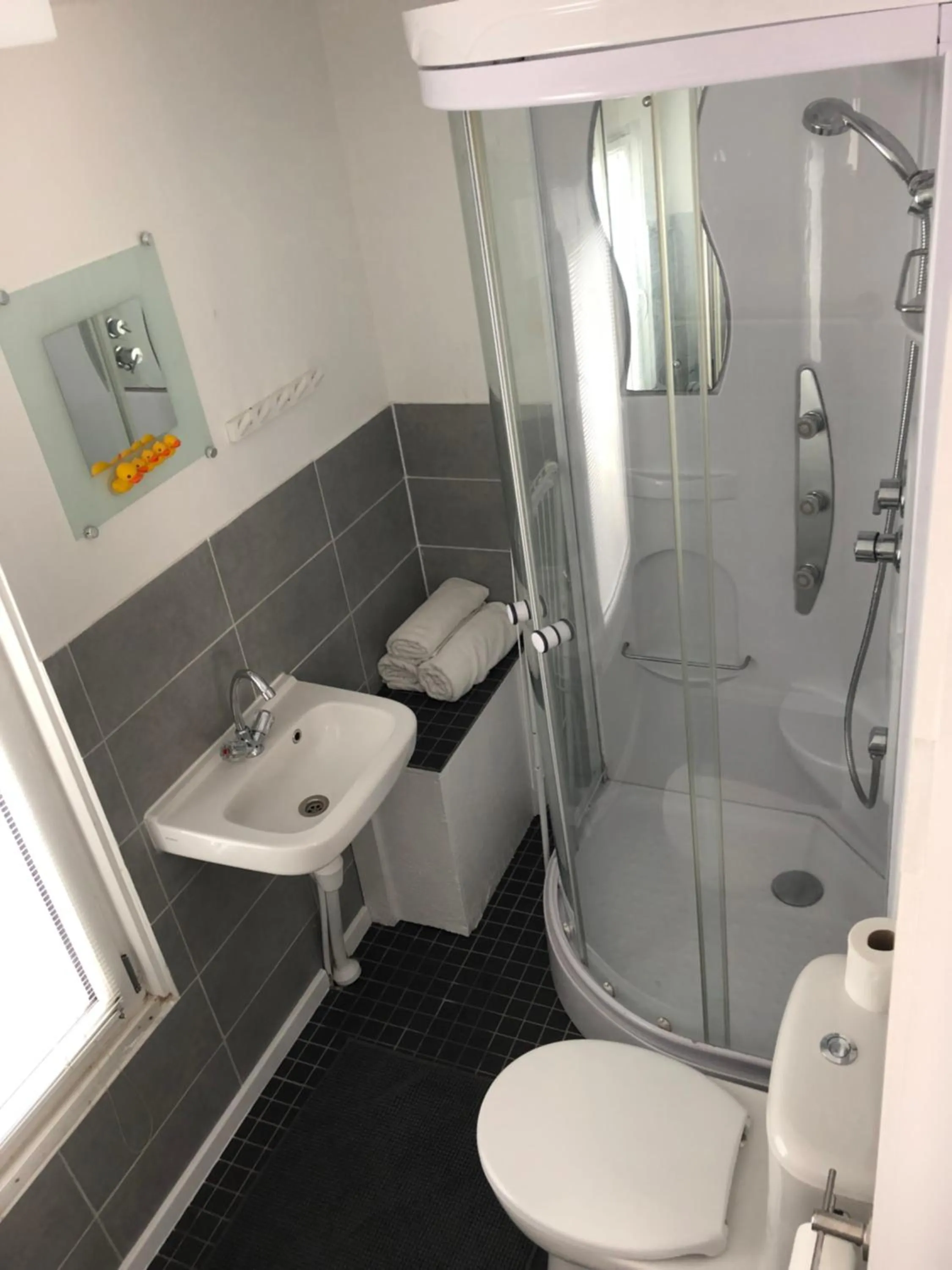 Luxury studio on Robs houseboat special for couples