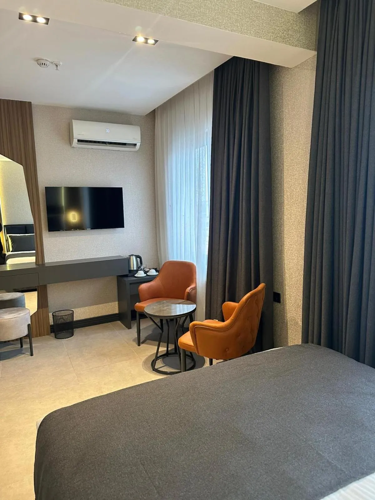 Property building, Bed in Kucuk Velic Hotel