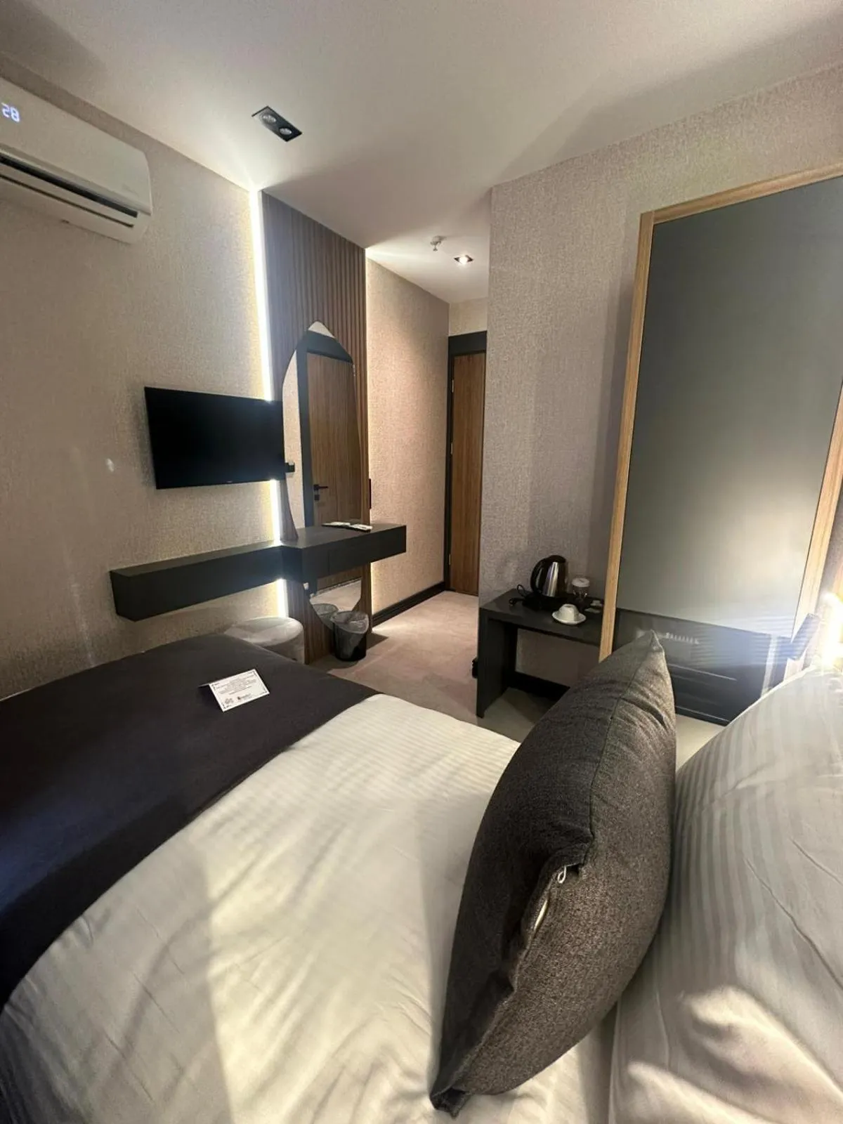 Property building, Bed in Kucuk Velic Hotel