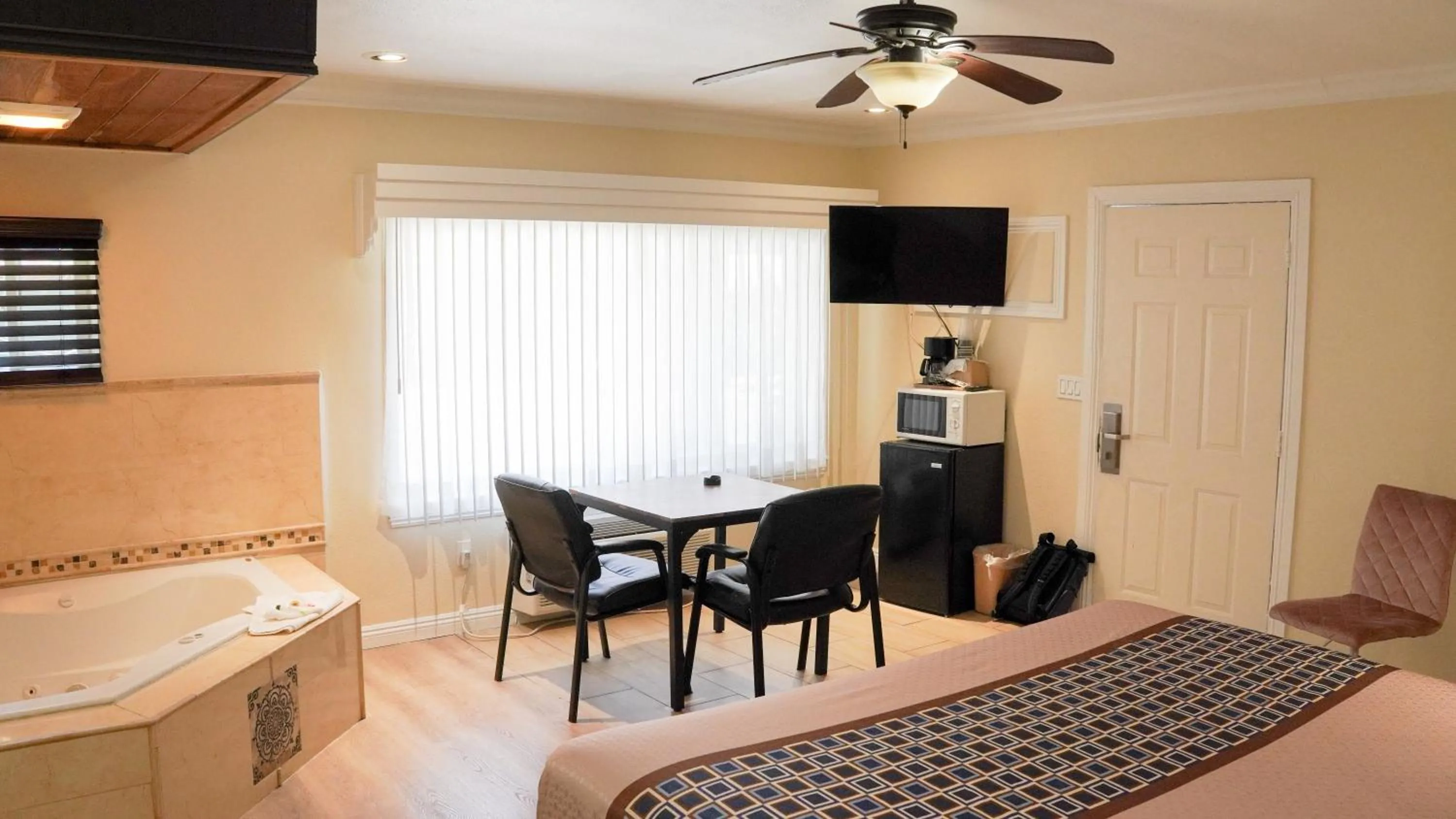 King Room with Spa Bath in 777 Motor Inn