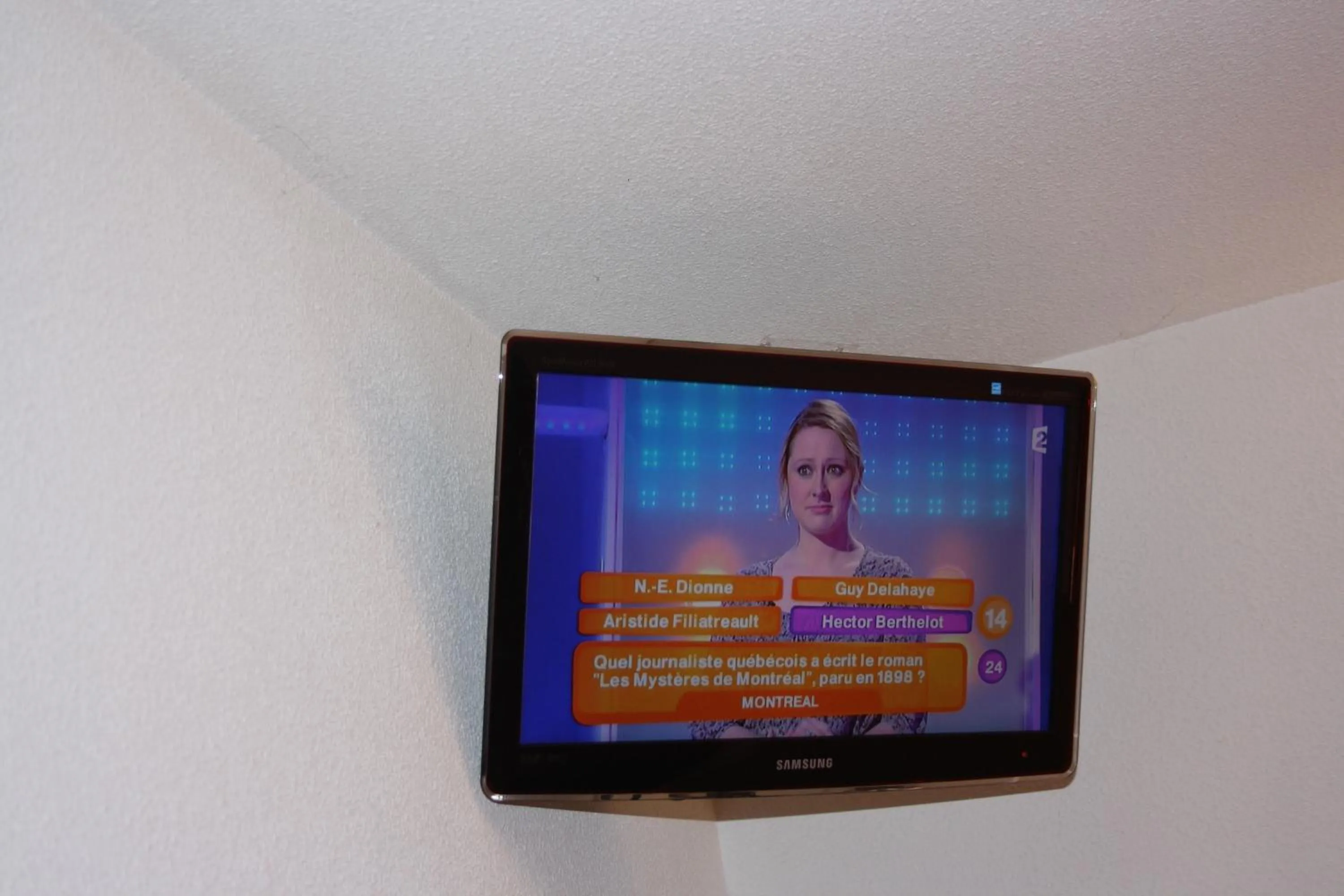 TV and multimedia in Hôtel Quick Palace Valence Nord