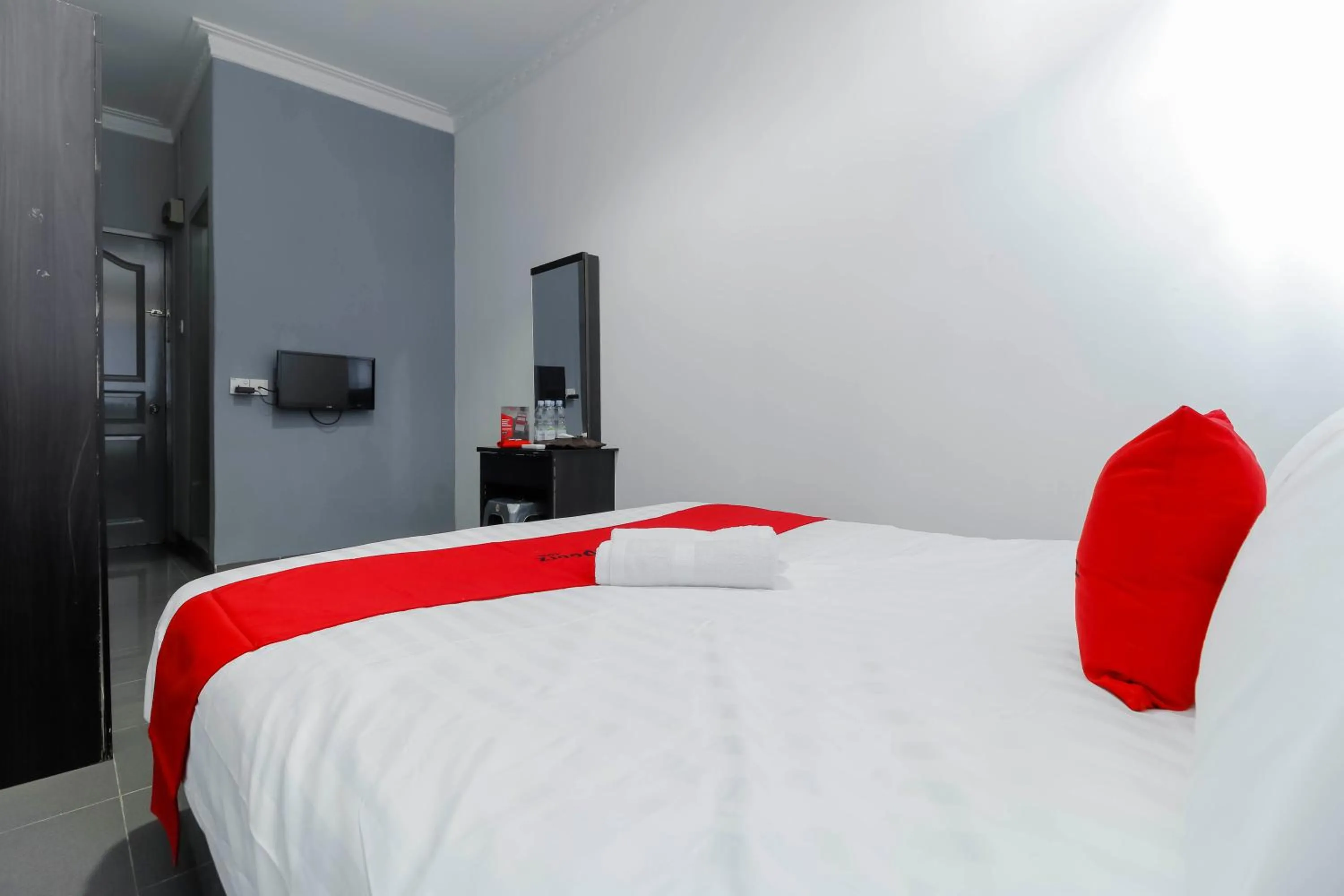 Bedroom, Bed in RedDoorz Plus near Batam City Square