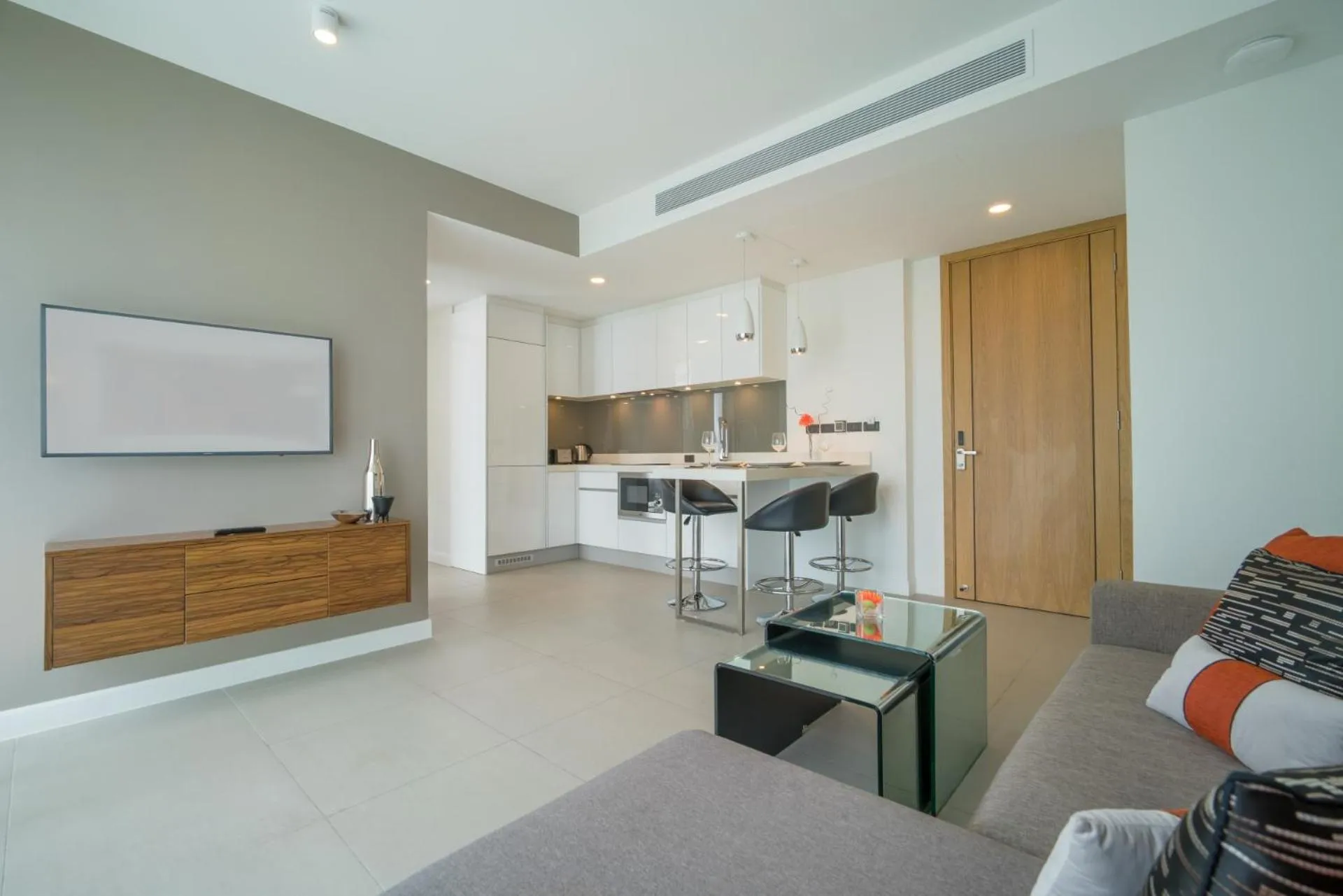 Living room, Kitchen/Kitchenette in Oceanstone by Resava