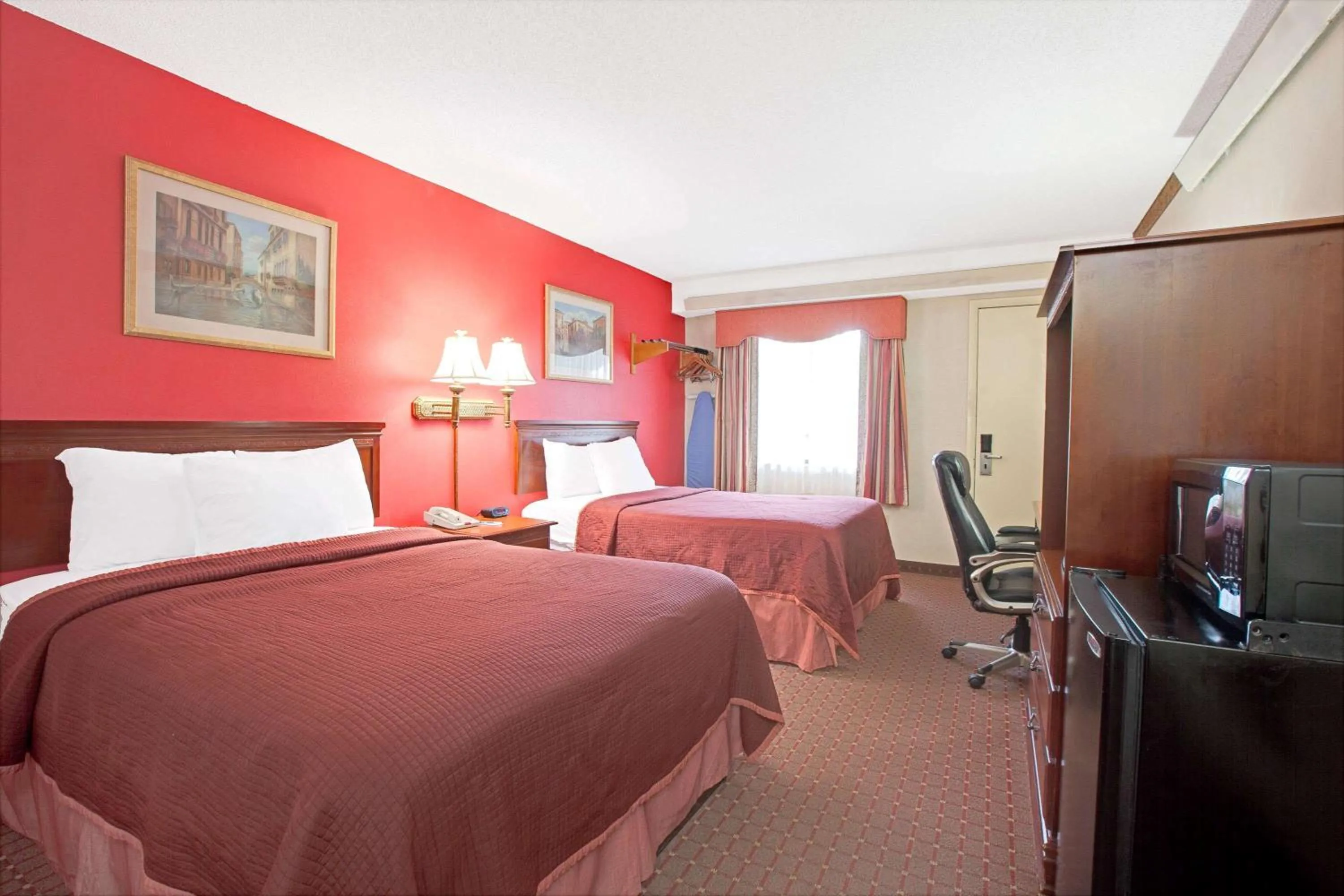 Photo of the whole room, Bed in TraveIodge by Wyndham Parsippany