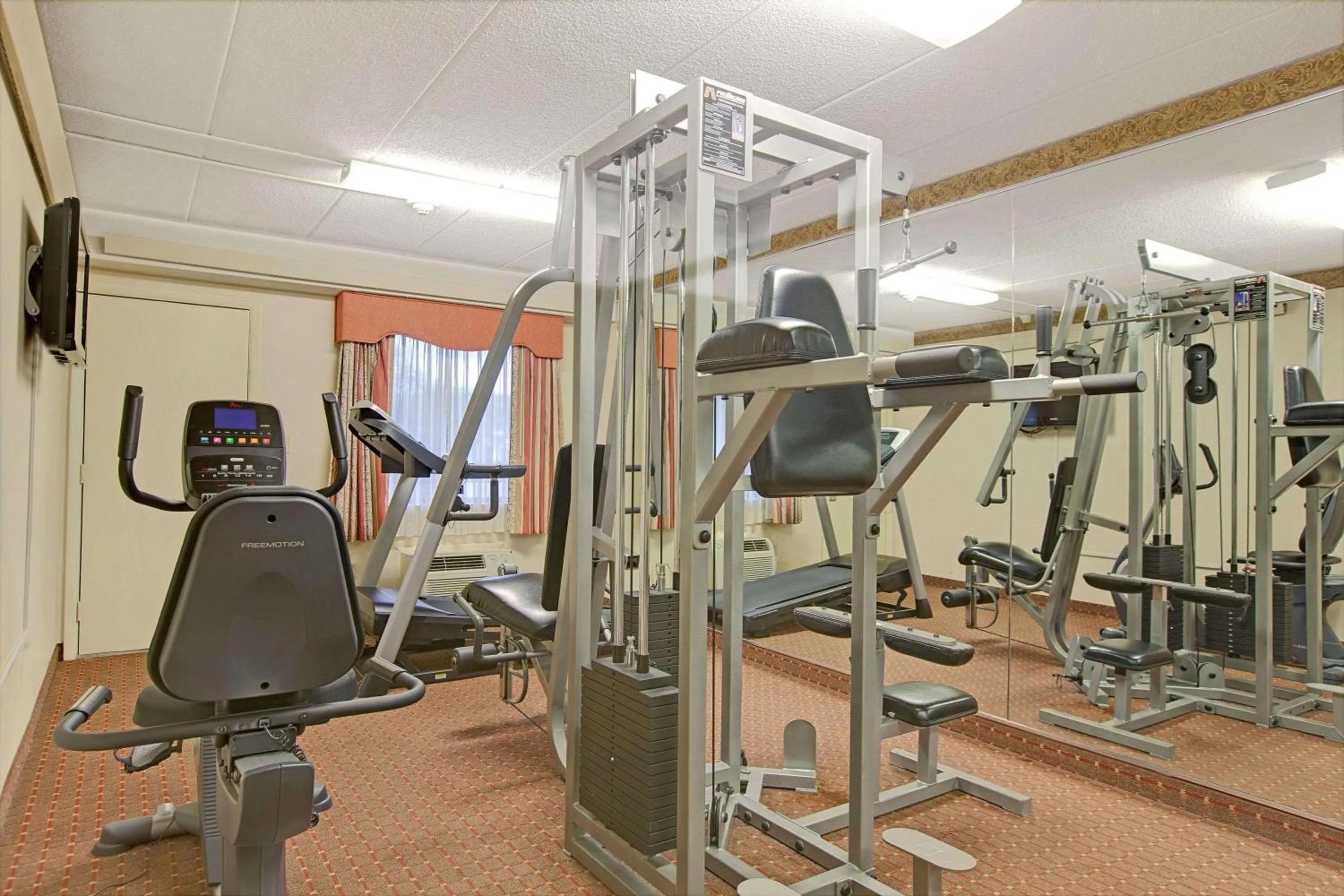 Fitness centre/facilities in TraveIodge by Wyndham Parsippany