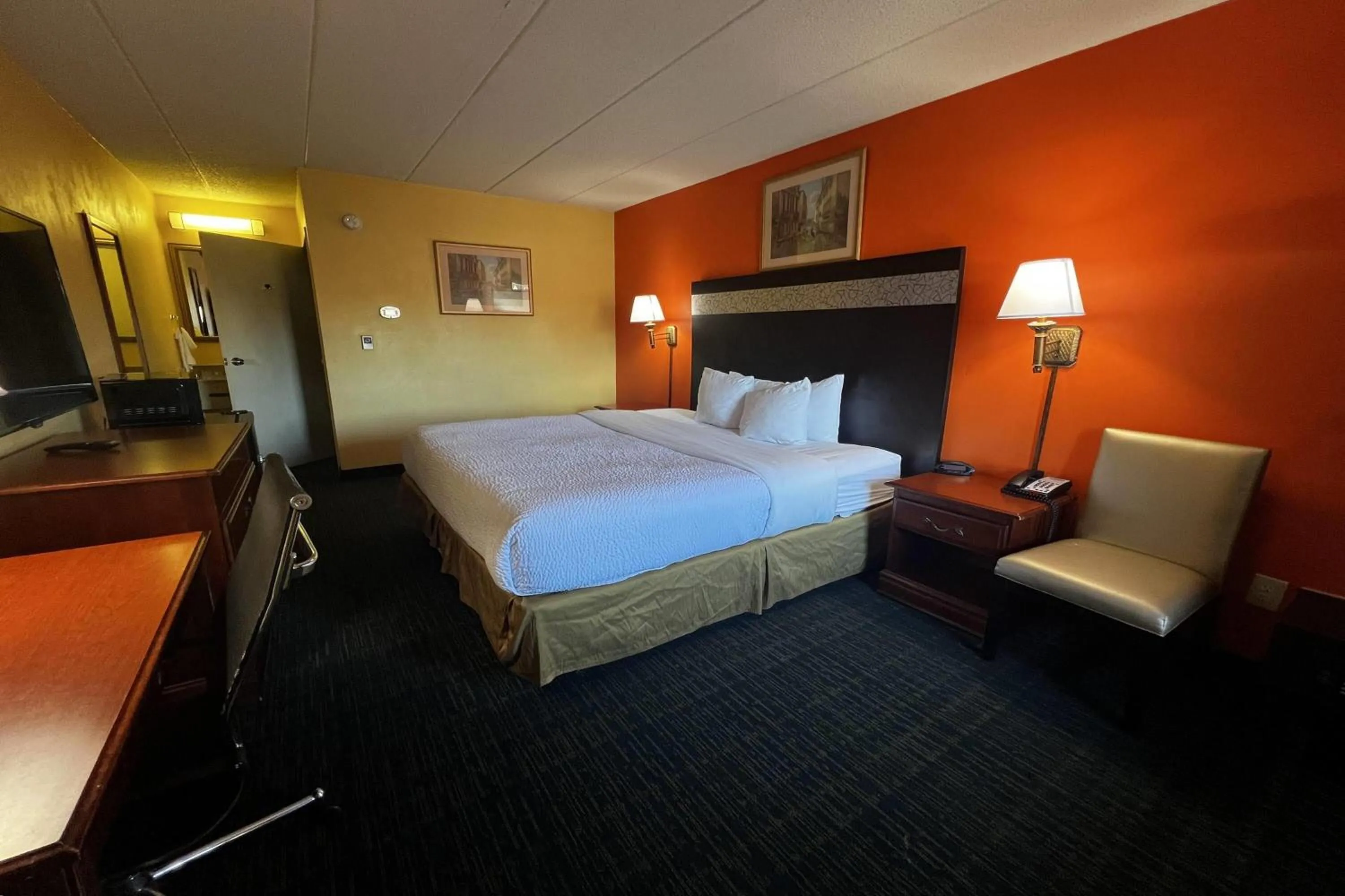 Photo of the whole room, Bed in TraveIodge by Wyndham Parsippany