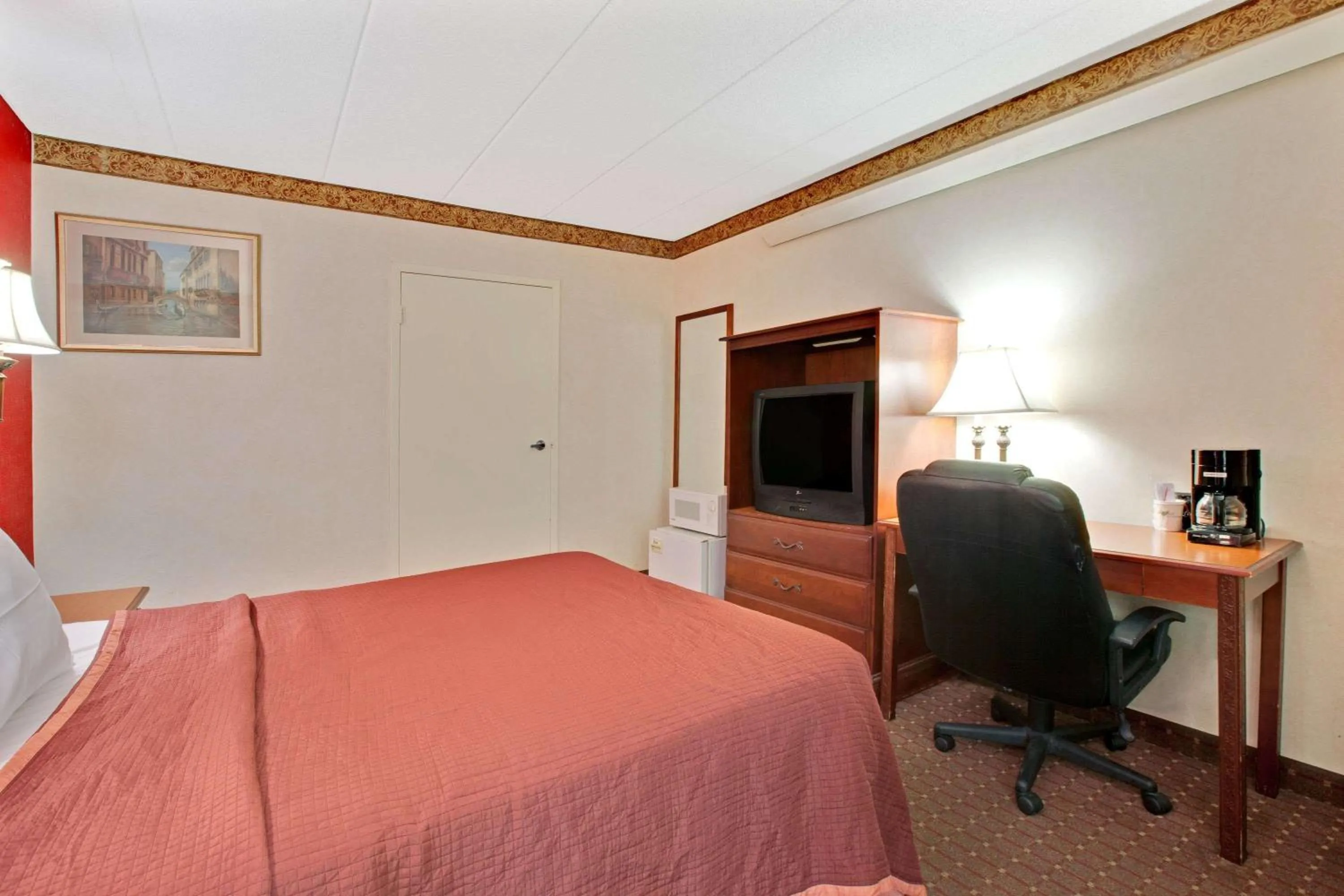 Photo of the whole room, Bed in TraveIodge by Wyndham Parsippany