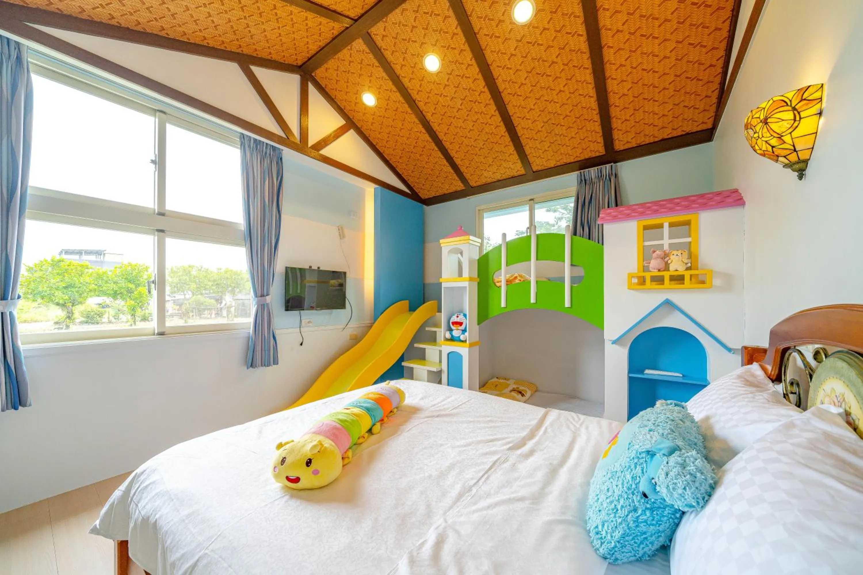 Bed in Rainbow Garden B&B