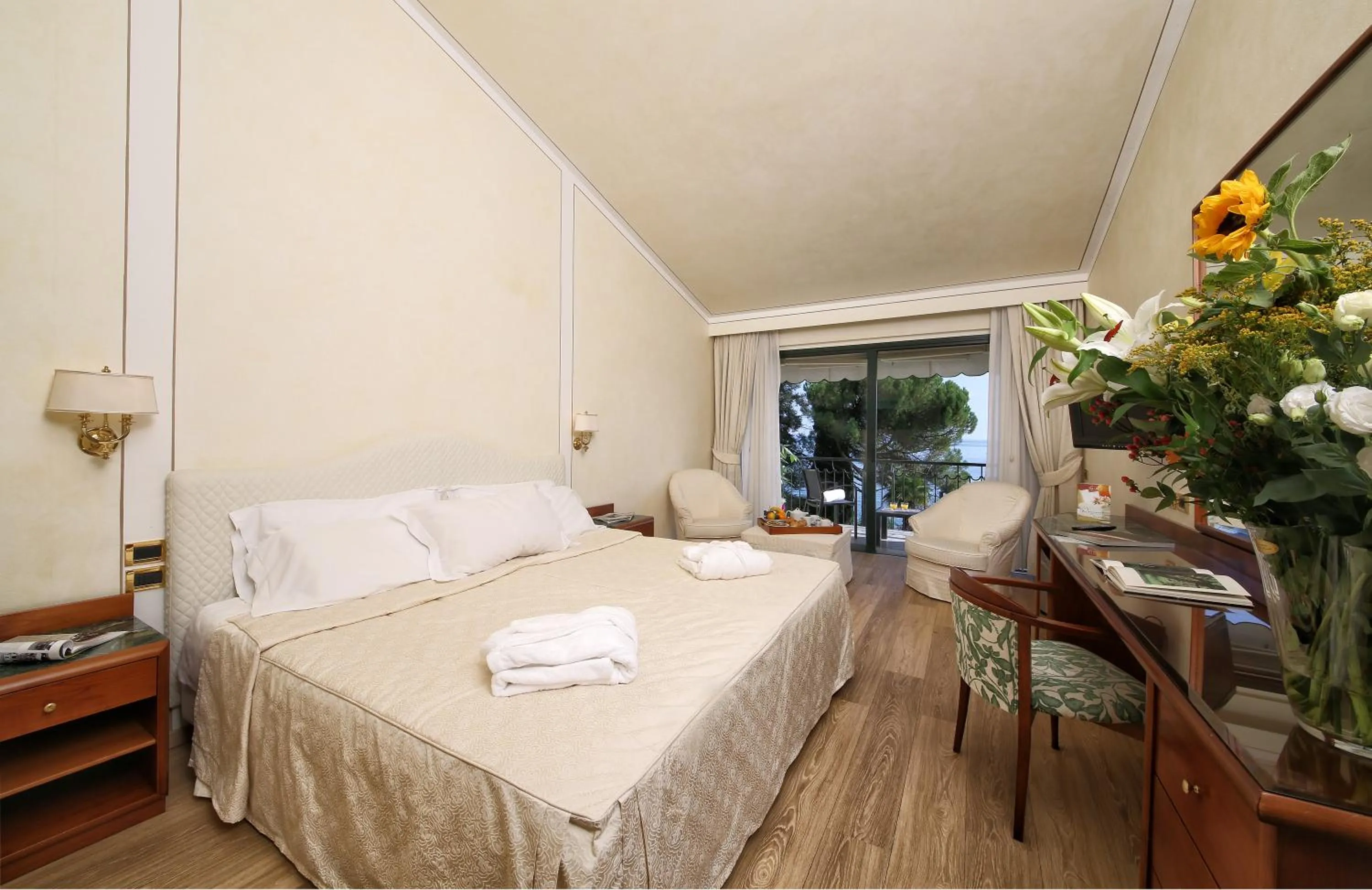 Balcony/Terrace, Bed in Hotel Villa Capri