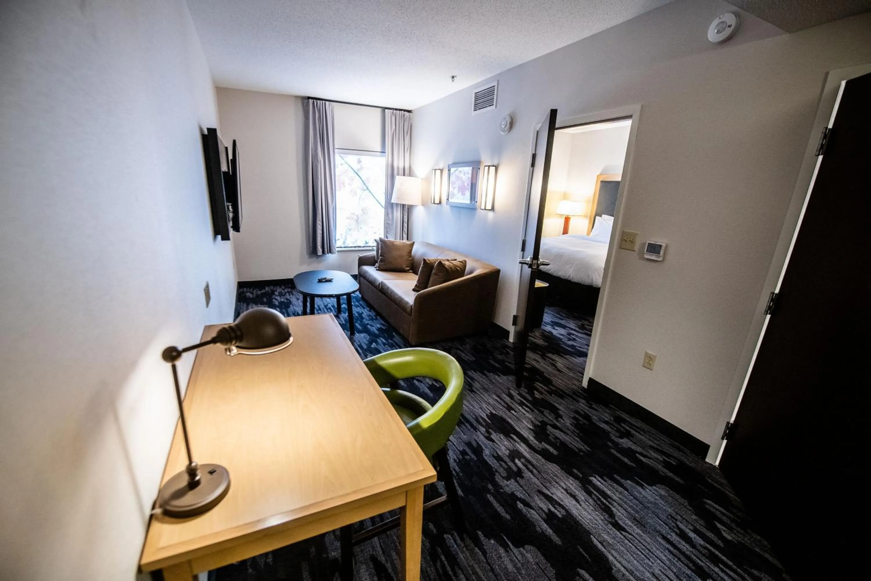 Living room, Bed in Fairfield by Marriott Inn & Suites Washington Casino Area