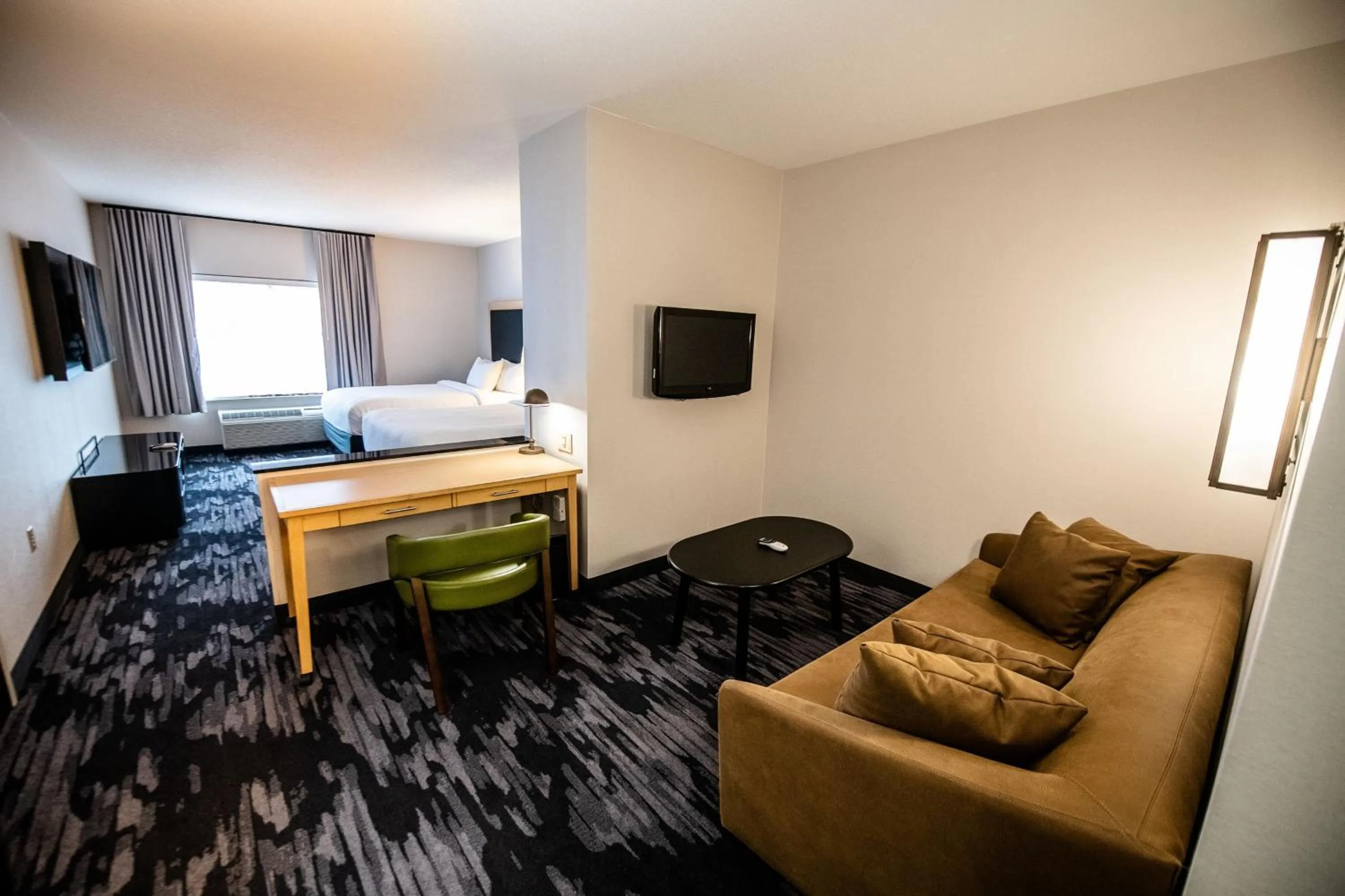 Living room, Bed in Fairfield by Marriott Inn & Suites Washington Casino Area