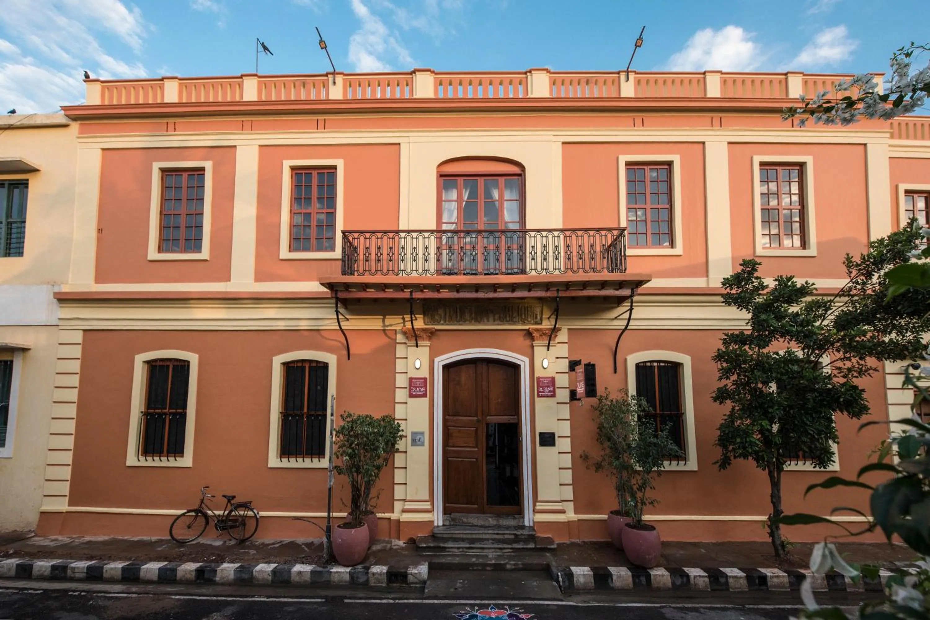 Facade/entrance in Dune de L'orient