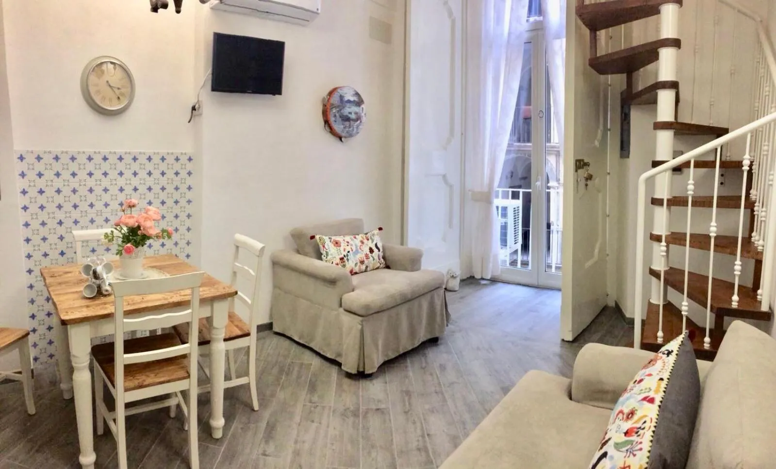 Communal lounge/ TV room in Casa Ornella Napoli