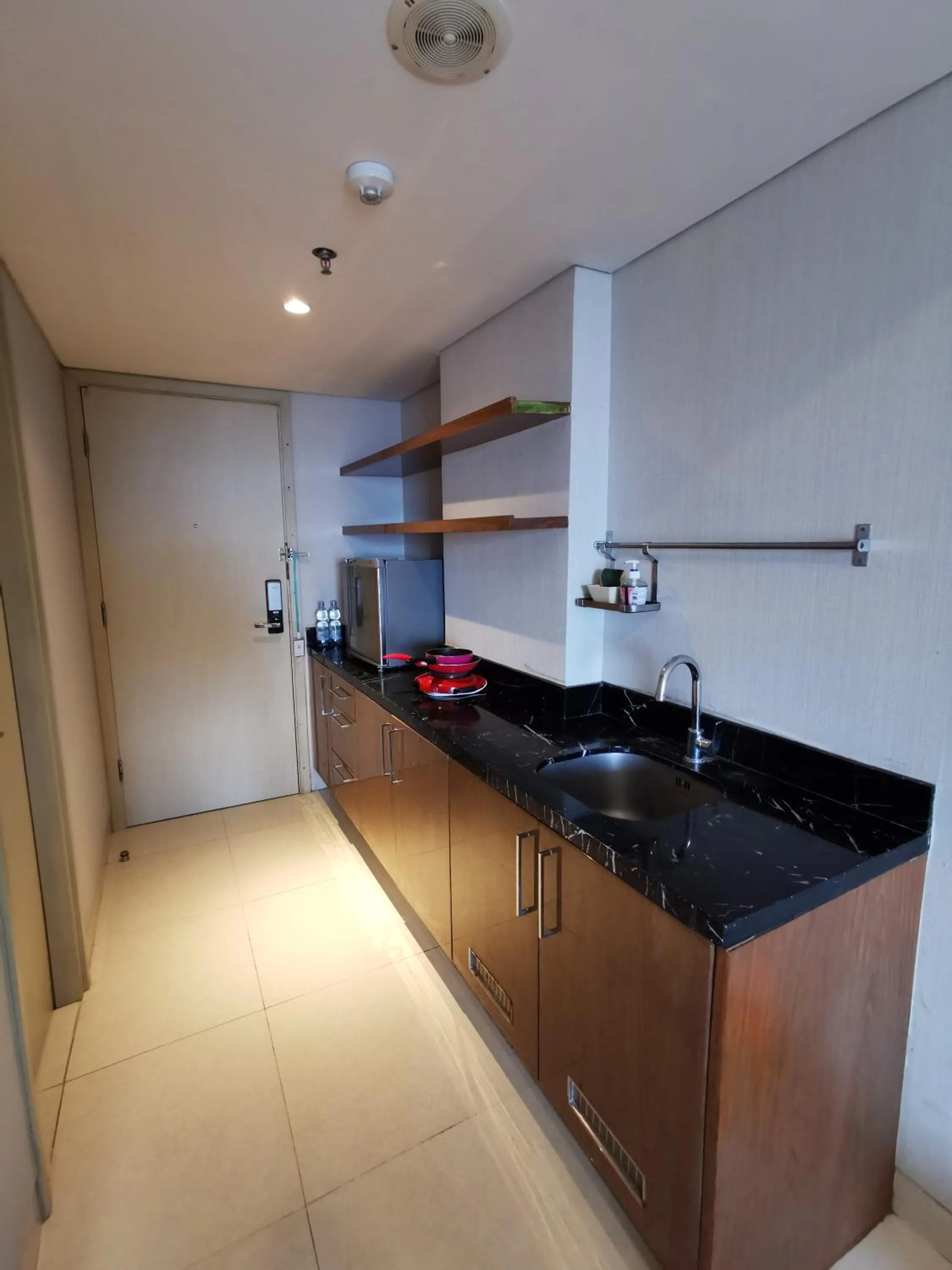 Kitchen or kitchenette in Warhol Residence Semarang Simpang Lima